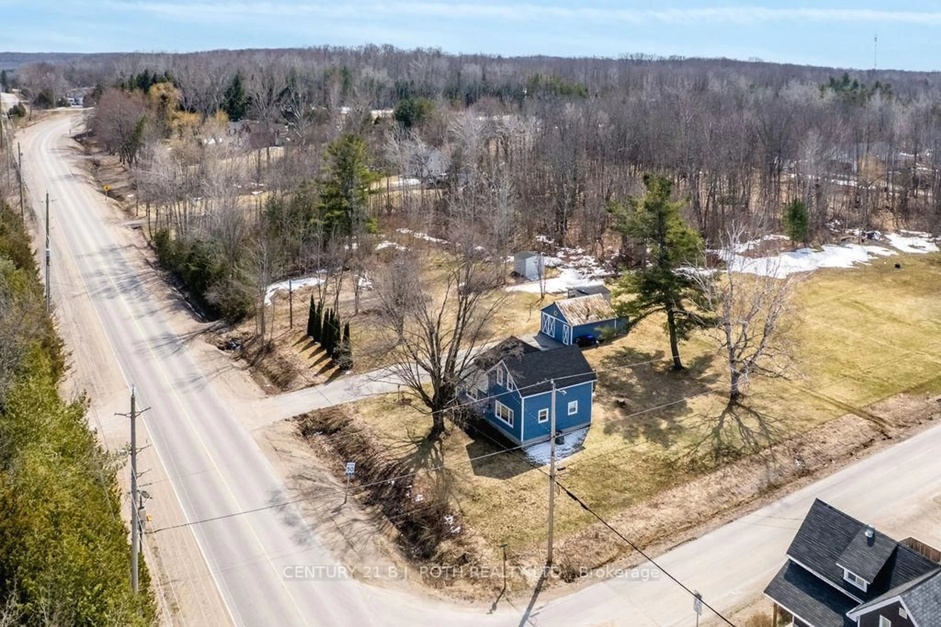 A pic from outside/outdoor area/front of a property/back of a property/a pic from drone, street for 490 Park St, Tay Ontario L0K 2A0