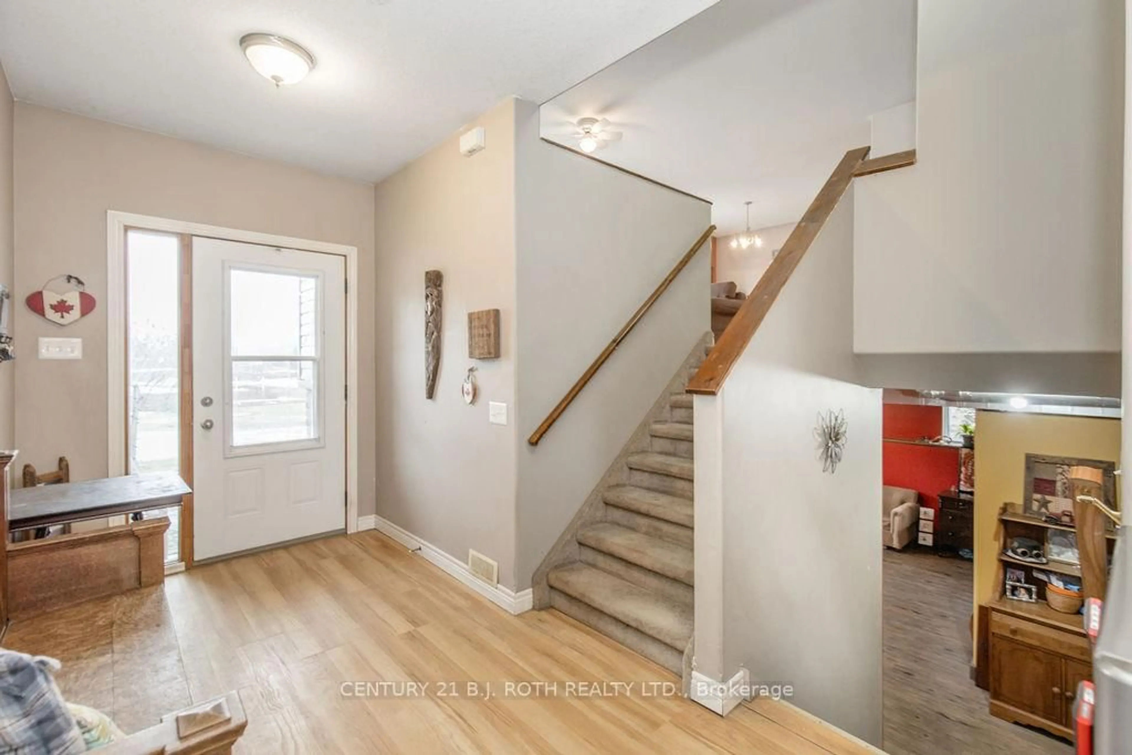 Indoor entryway for 3400 Reservoir Rd, Severn Ontario L0K 1E0
