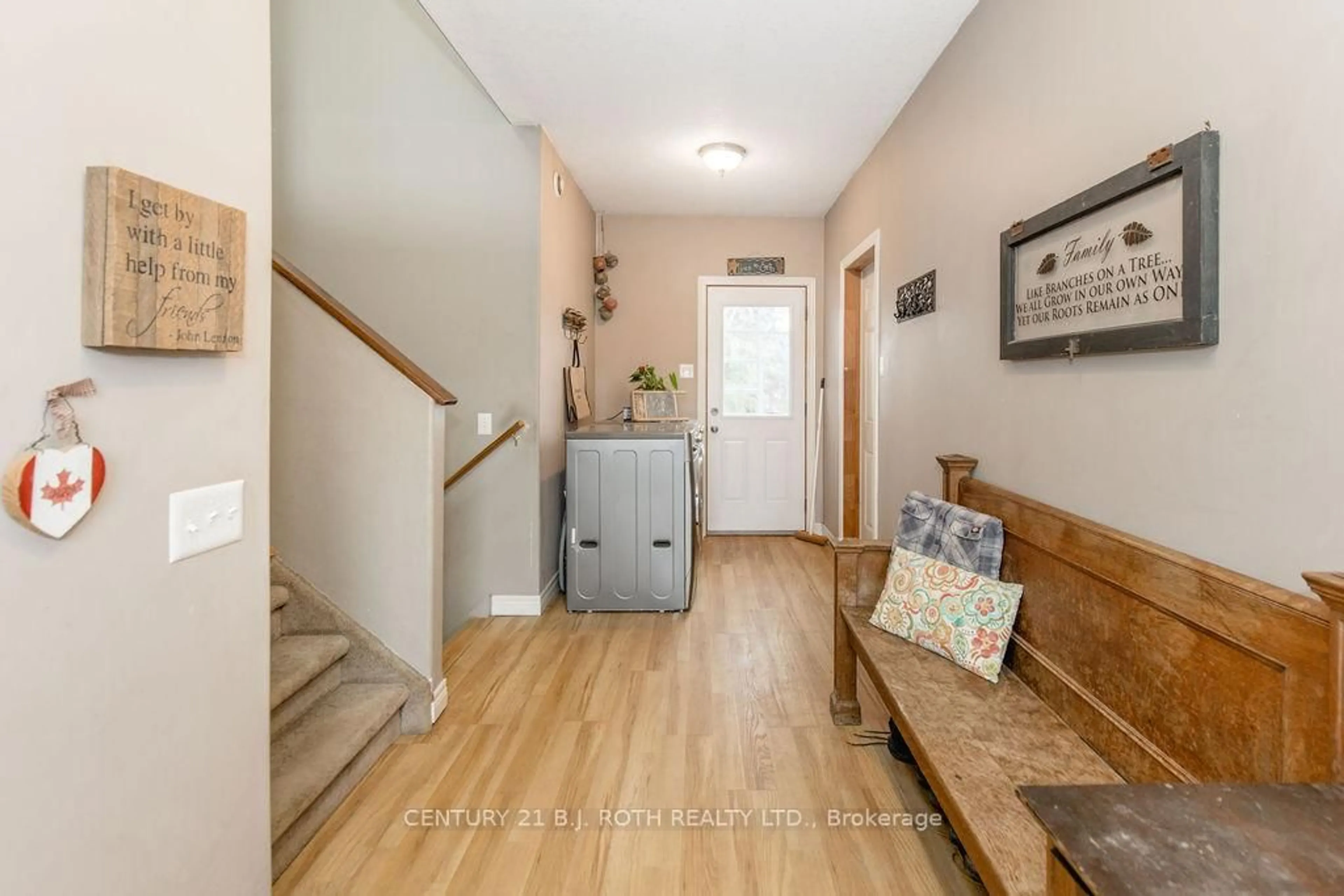 Indoor entryway for 3400 Reservoir Rd, Severn Ontario L0K 1E0