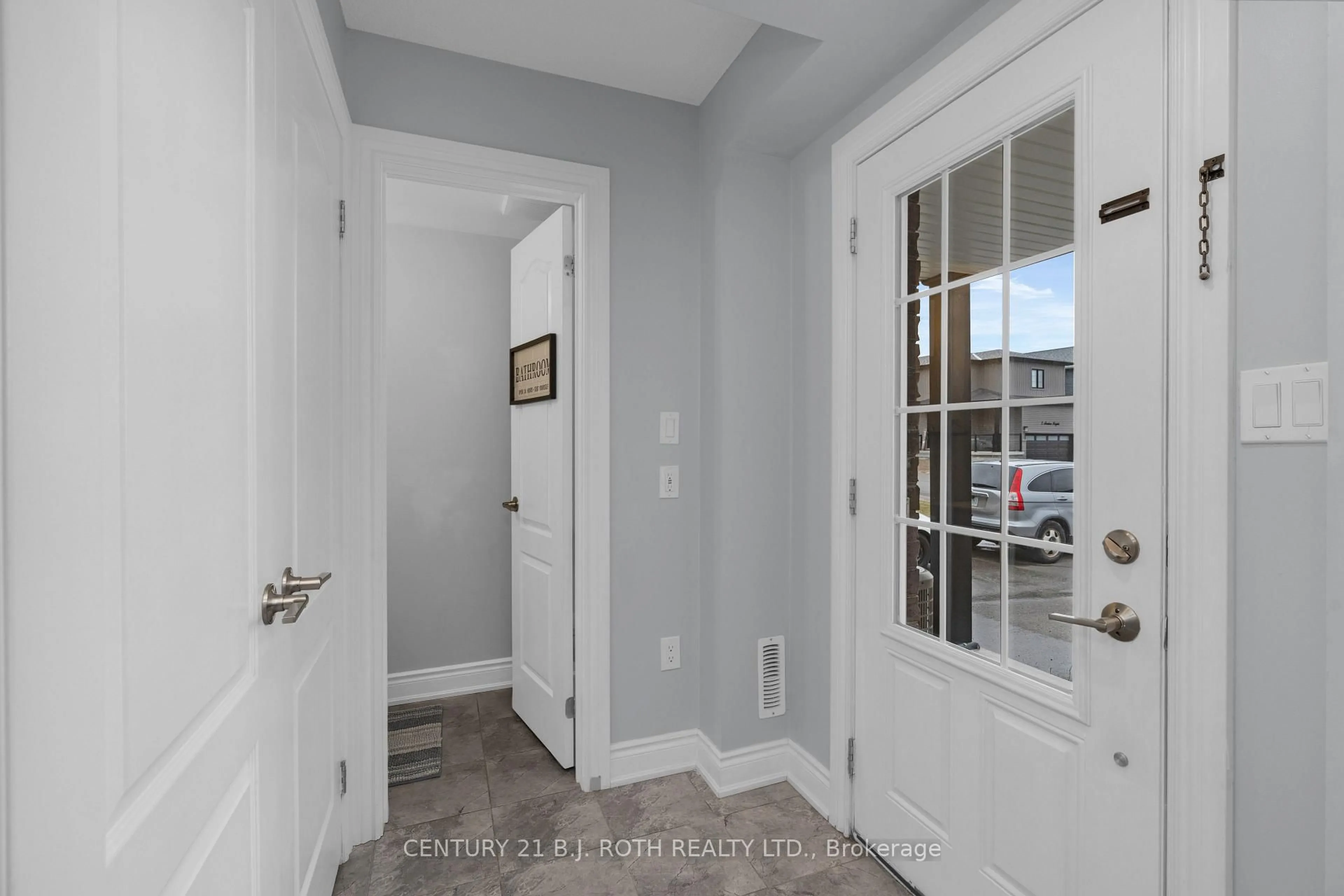 Indoor entryway for 15 Kodiak Terr, Barrie Ontario L9J 0J4