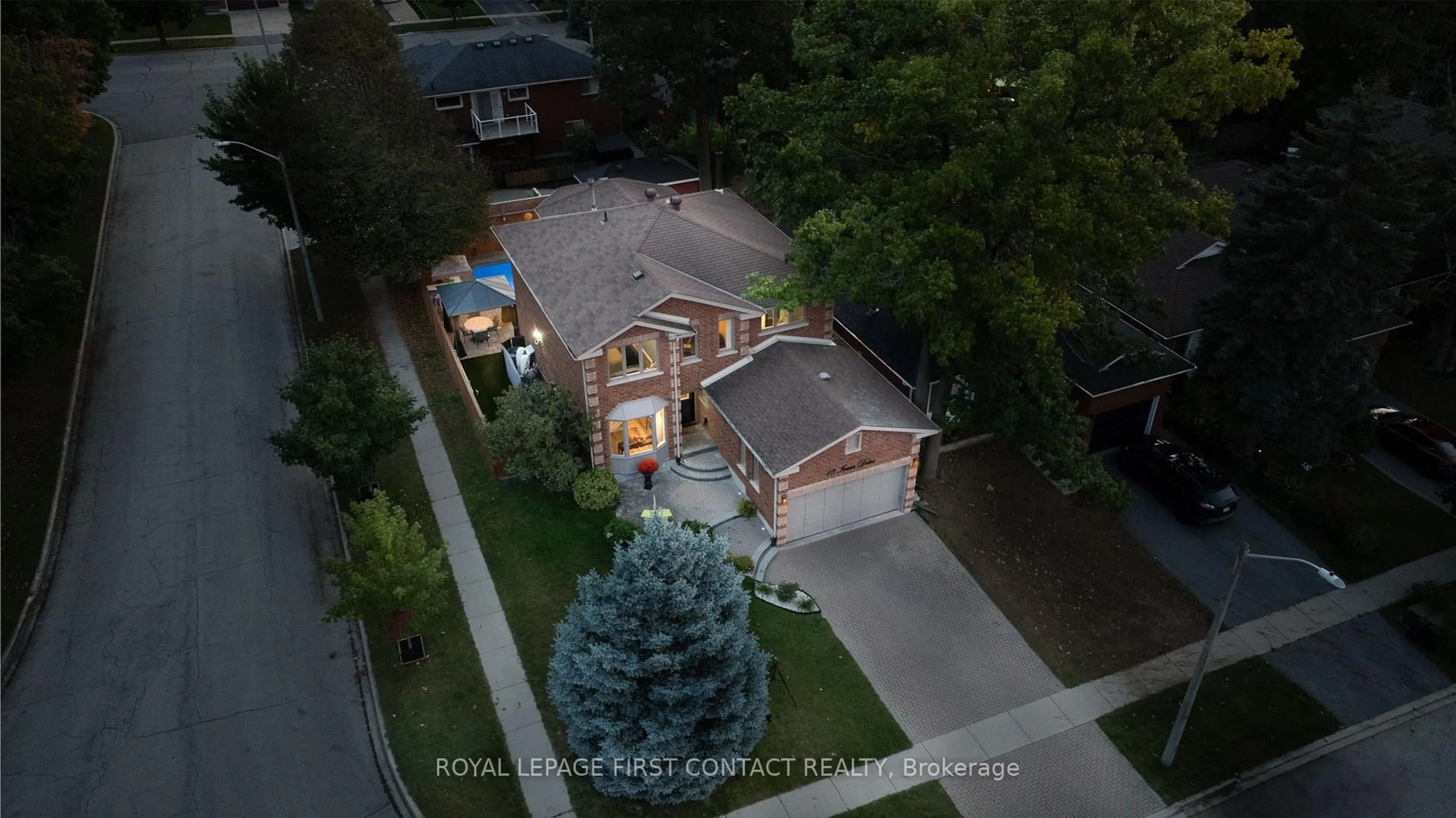 A pic from outside/outdoor area/front of a property/back of a property/a pic from drone, street for 13 Irwin Dr, Barrie Ontario L4N 7A6