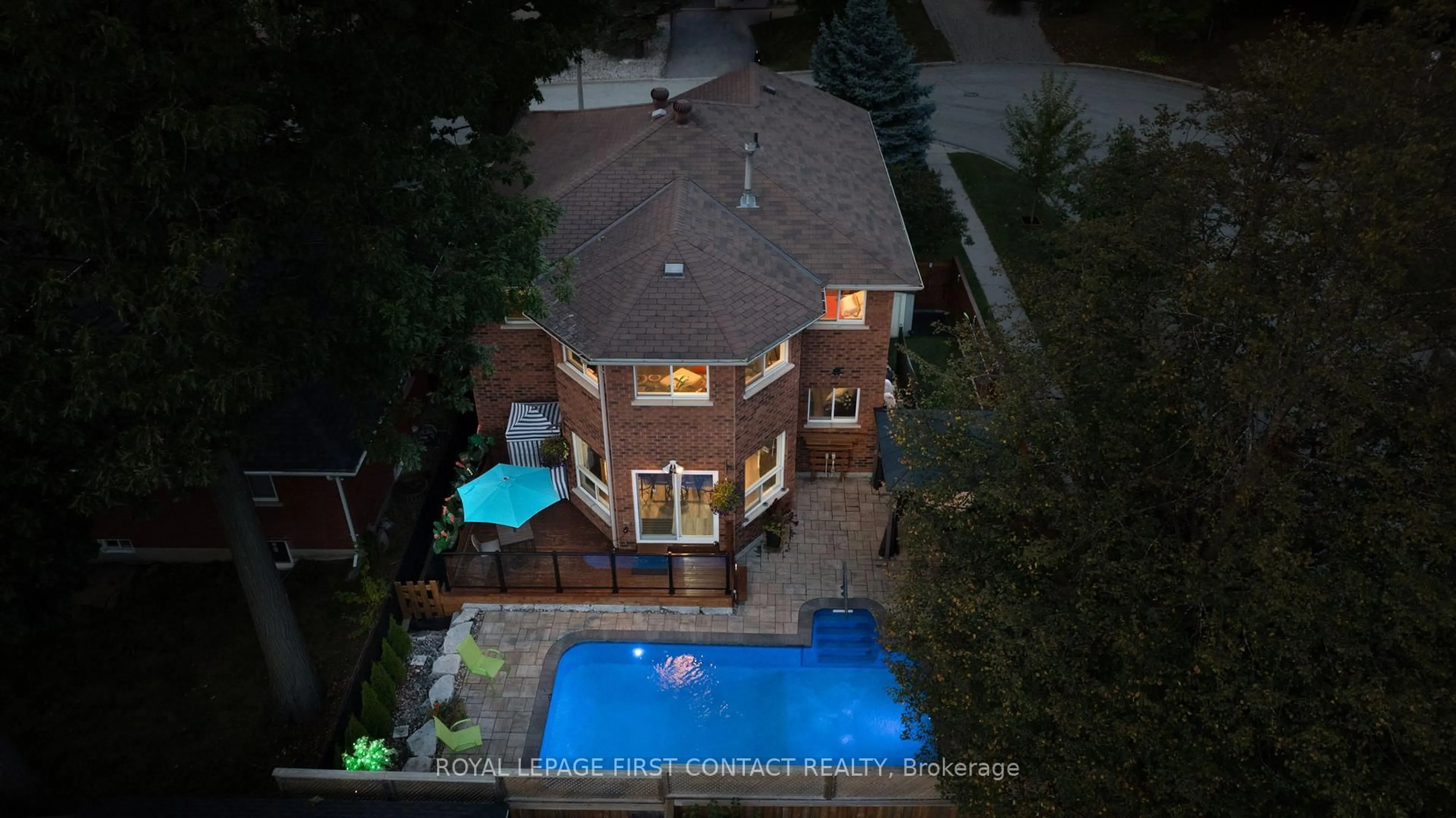 A pic from outside/outdoor area/front of a property/back of a property/a pic from drone, city buildings view from balcony for 13 Irwin Dr, Barrie Ontario L4N 7A6