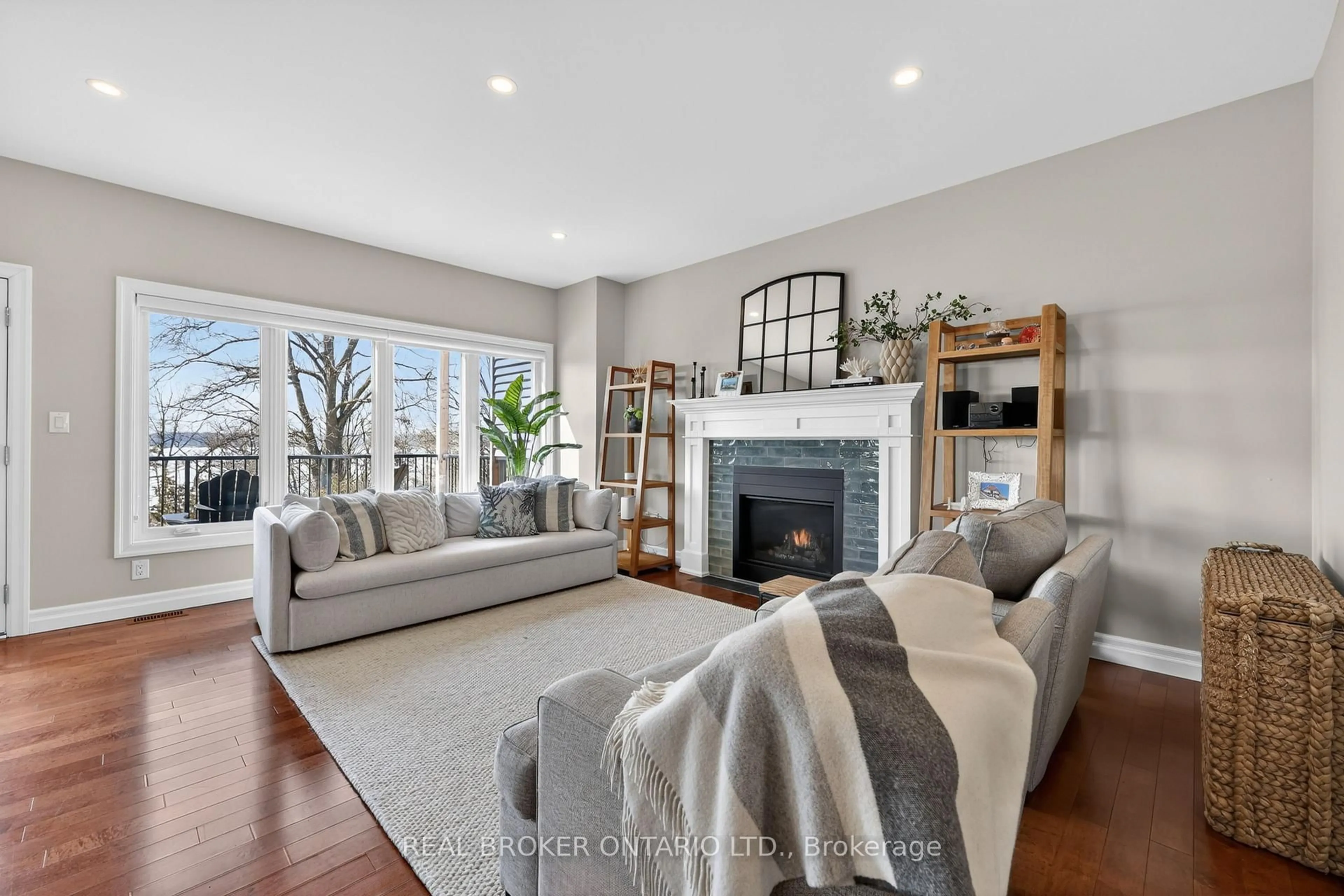 Living room with furniture, unknown for 187 Shanty Bay Rd, Barrie Ontario L4M 1E1