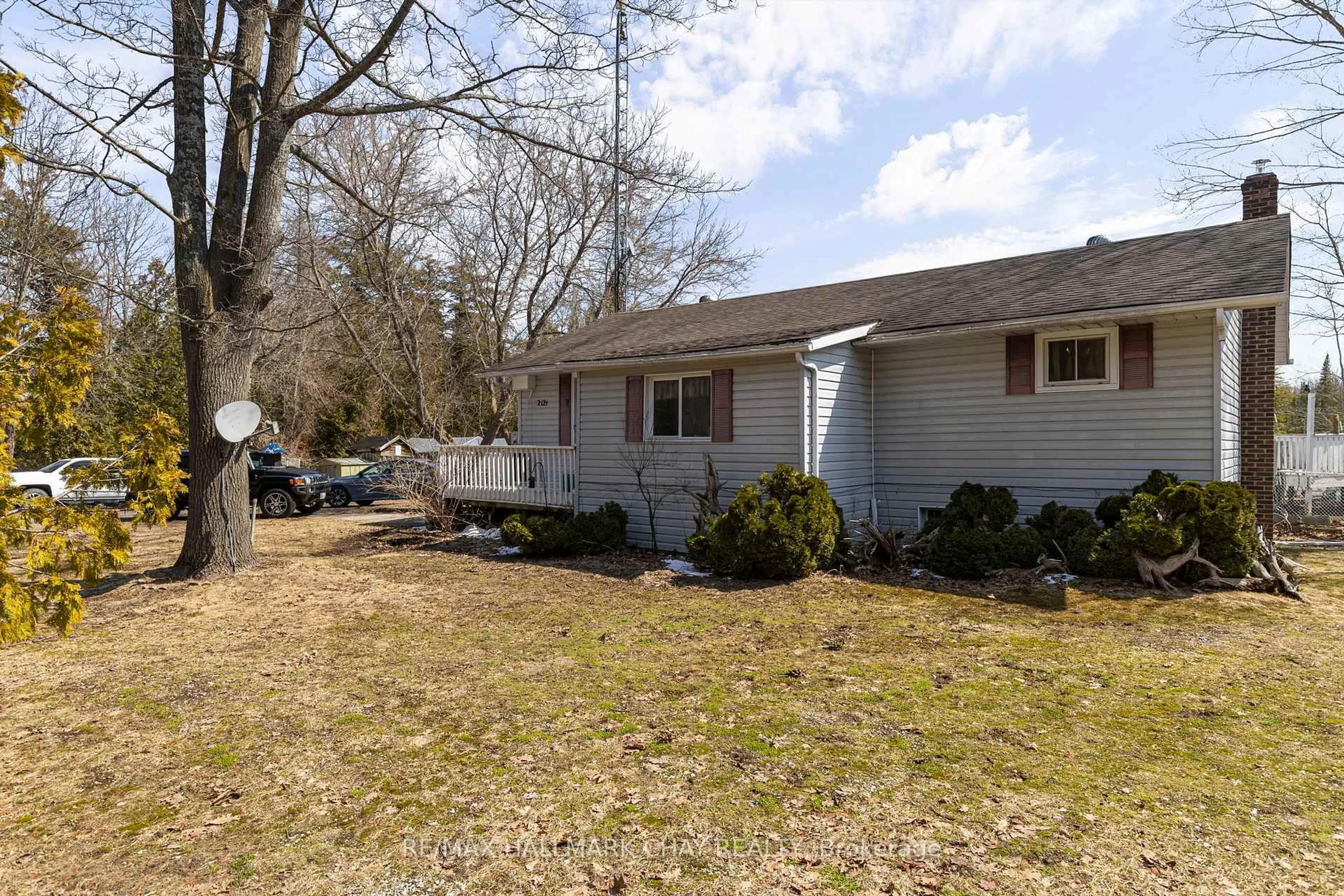 A pic from outside/outdoor area/front of a property/back of a property/a pic from drone, street for 2121 Klondike Park Rd, Wasaga Beach Ontario L9Z 2W9