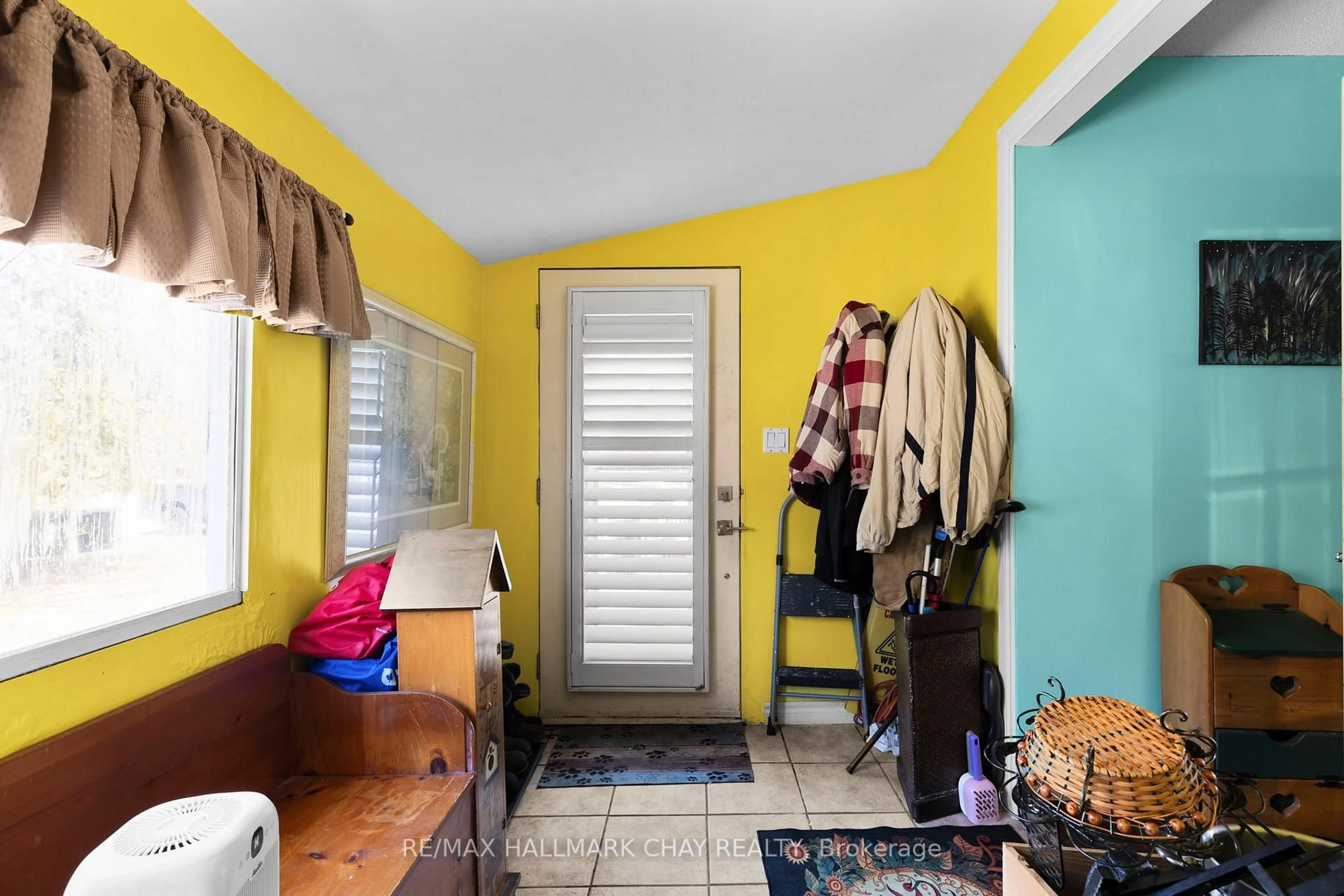 Indoor entryway for 2121 Klondike Park Rd, Wasaga Beach Ontario L9Z 2W9