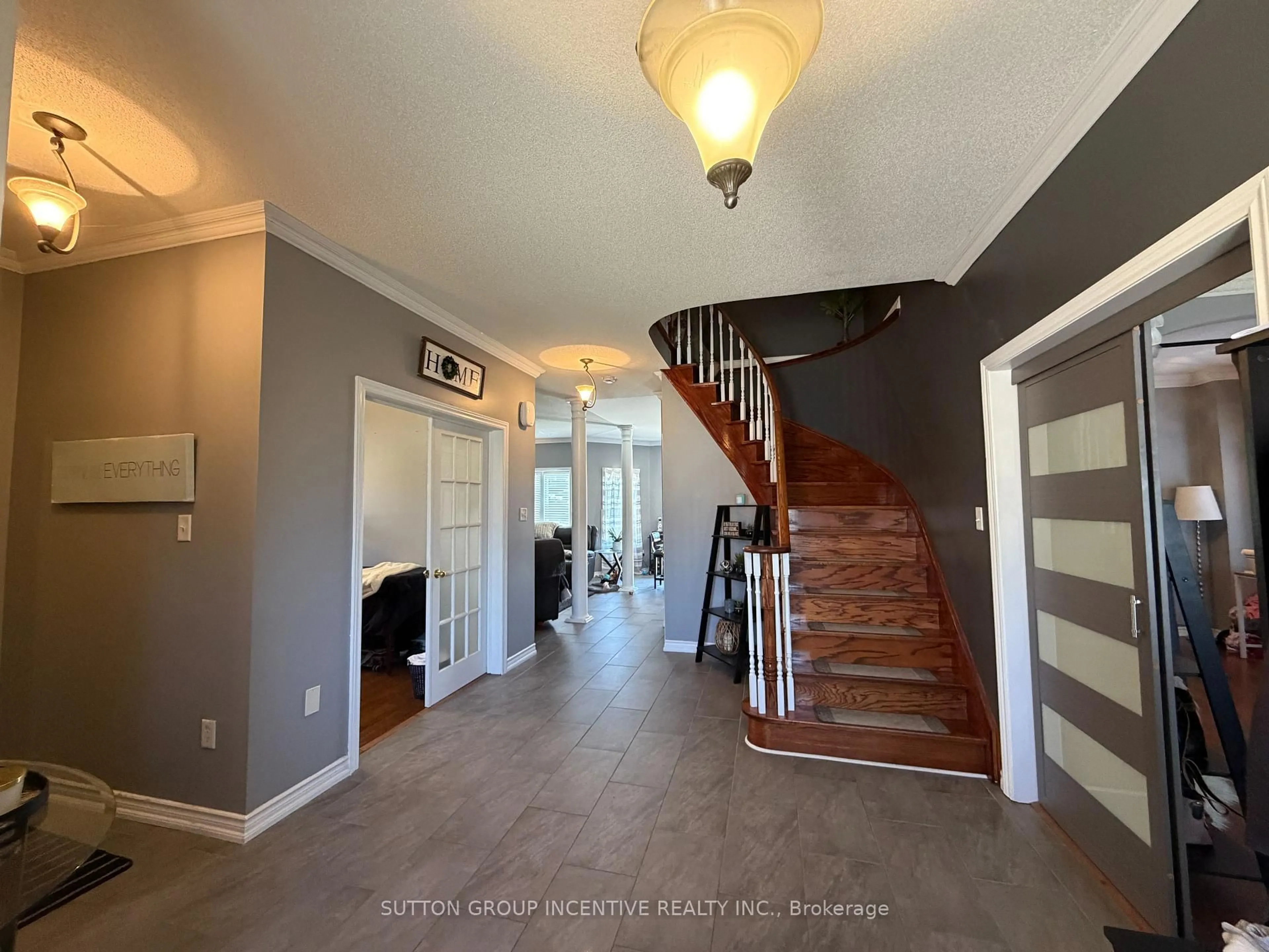 Indoor entryway for 422 Mapleton Ave, Barrie Ontario L4N 0Z8