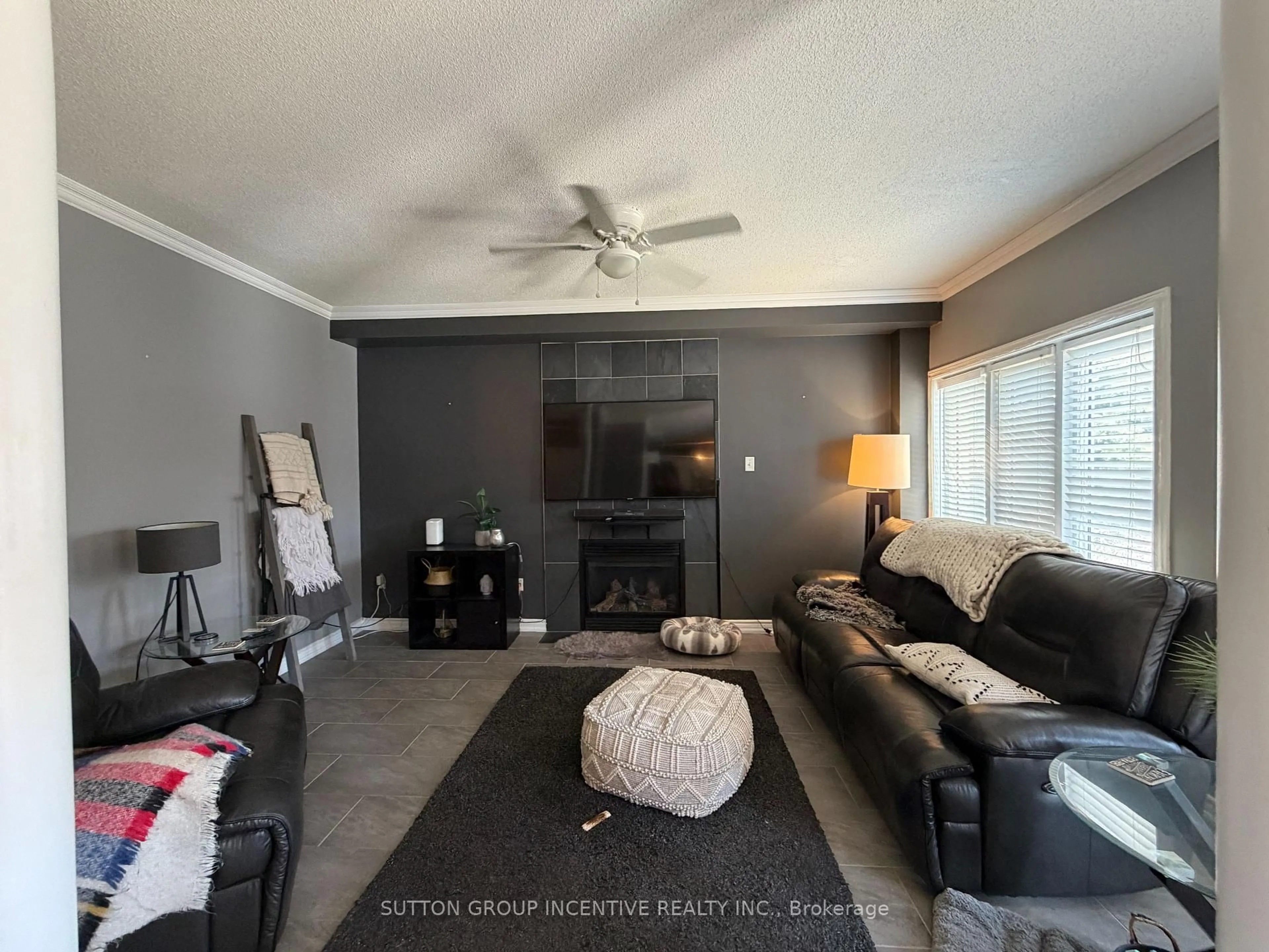 Living room with furniture, unknown for 422 Mapleton Ave, Barrie Ontario L4N 0Z8