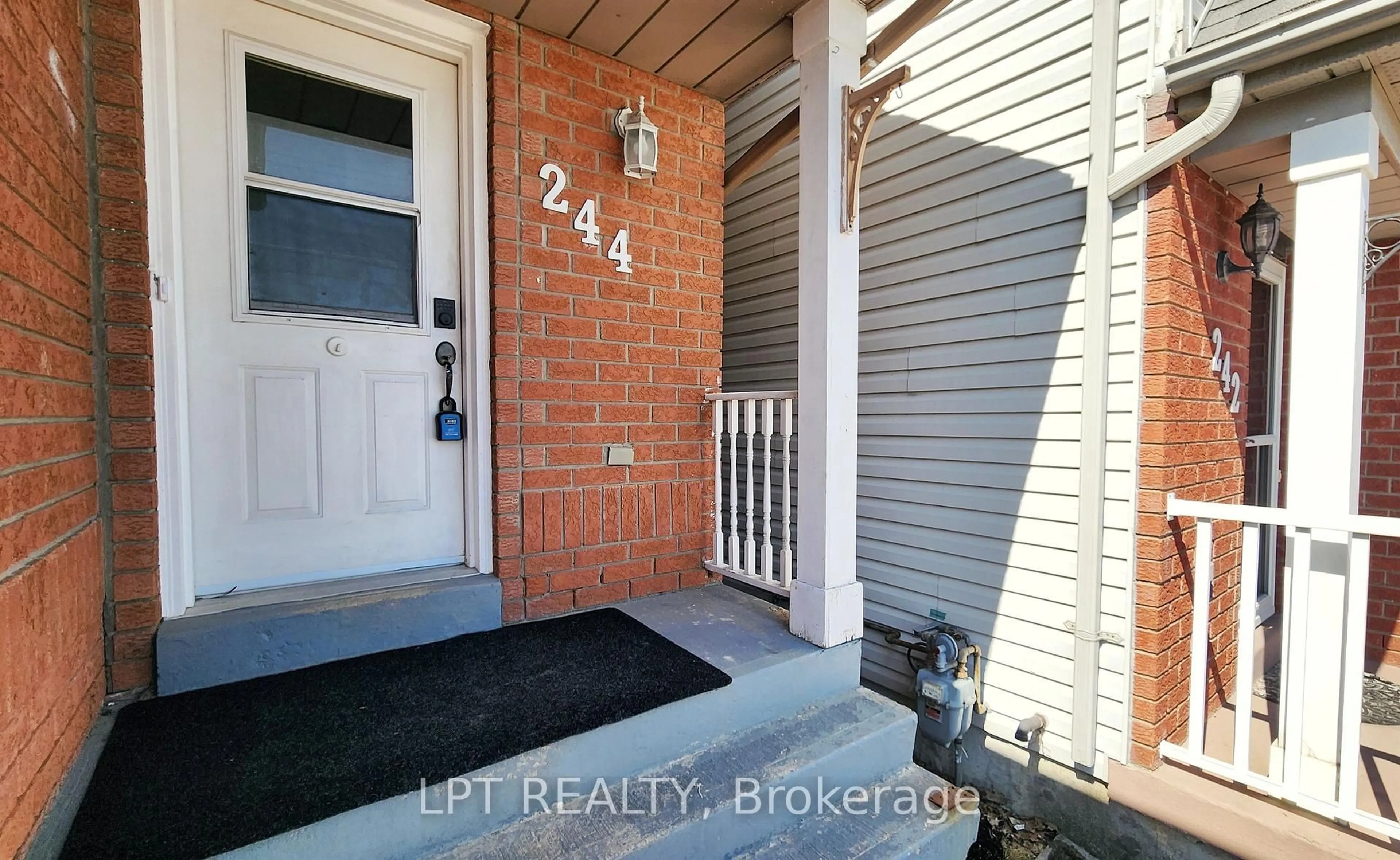 Indoor entryway for 244 Ferndale Dr, Barrie Ontario L4N 8J9