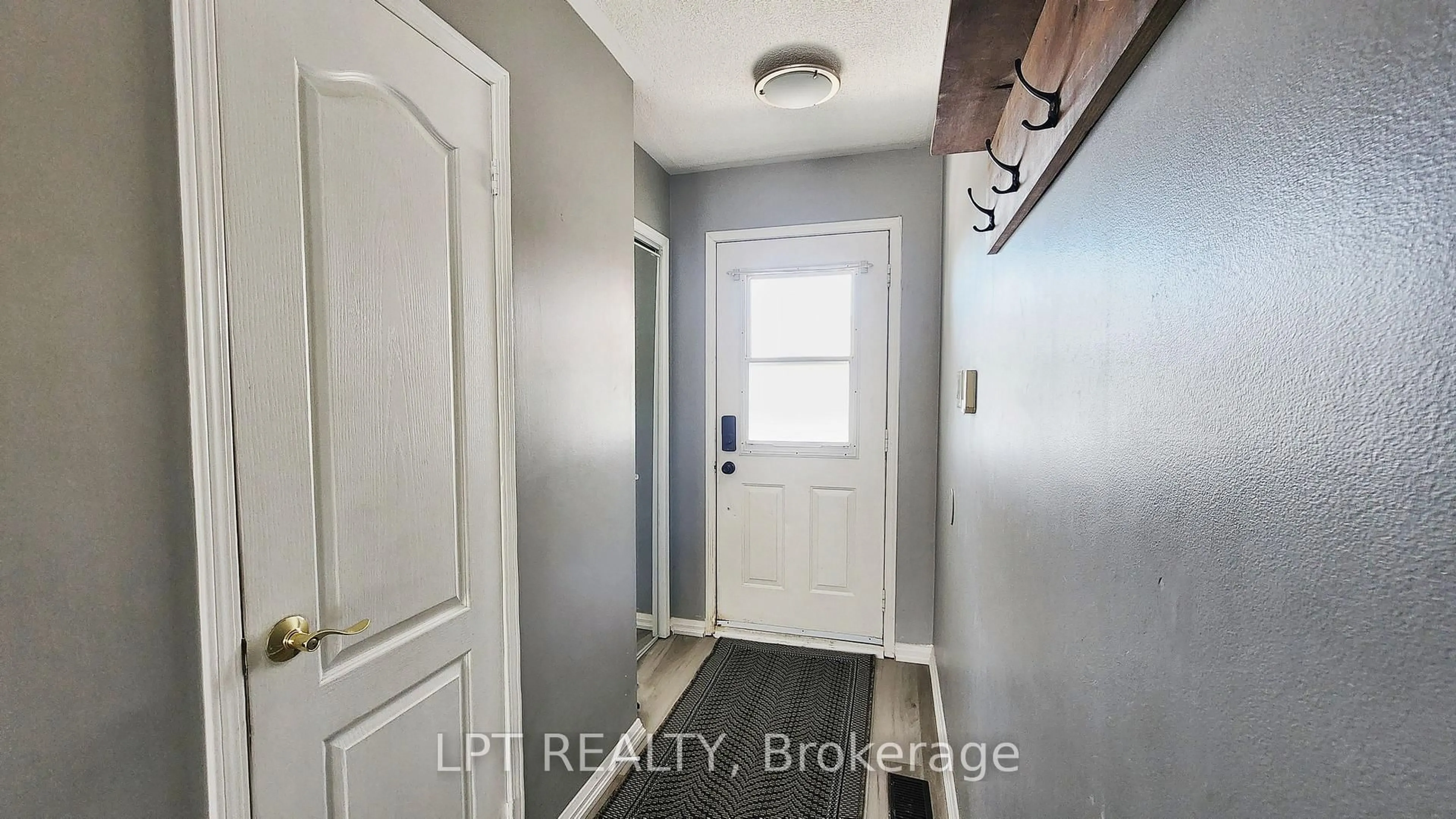 Indoor entryway for 244 Ferndale Dr, Barrie Ontario L4N 8J9