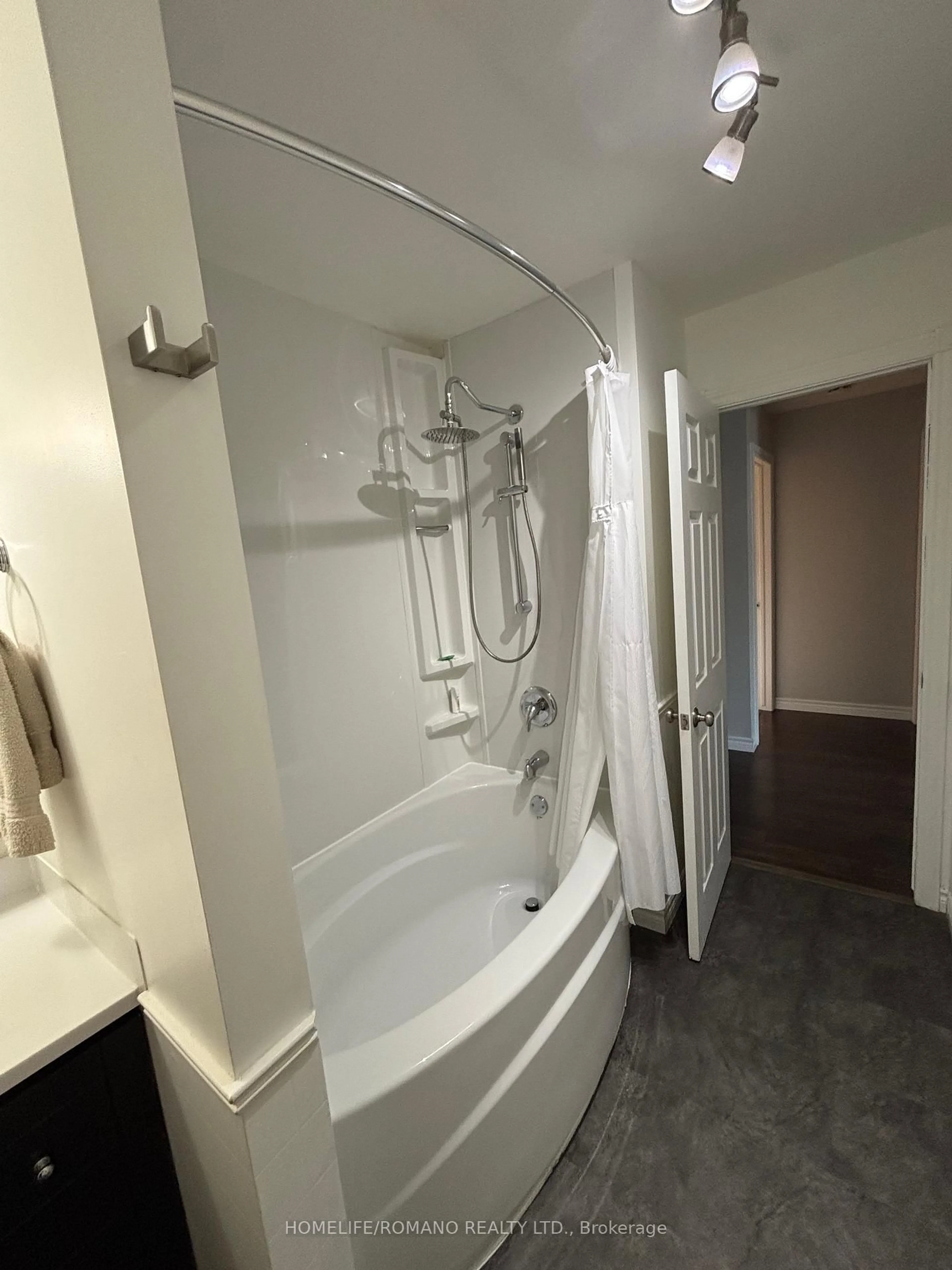 Standard bathroom, unknown for 3345 Beckett Pl, Severn Ontario L3V 6H3