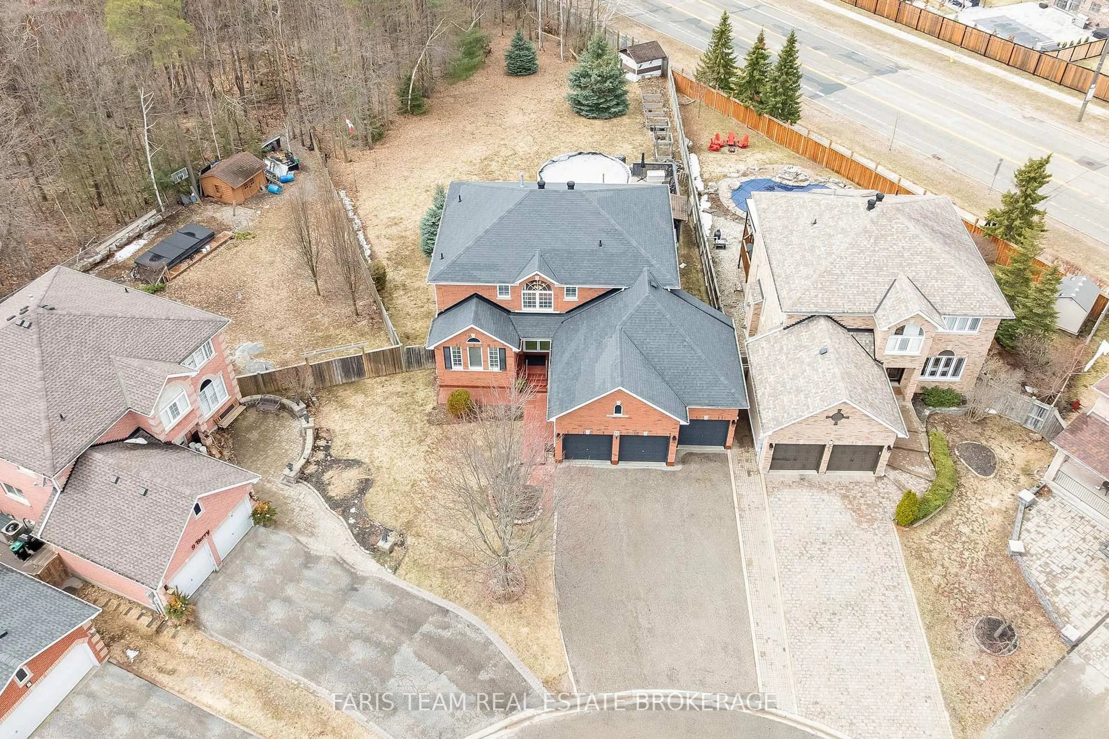 A pic from outside/outdoor area/front of a property/back of a property/a pic from drone, street for 11 Berry Crt, Barrie Ontario L4N 0J6