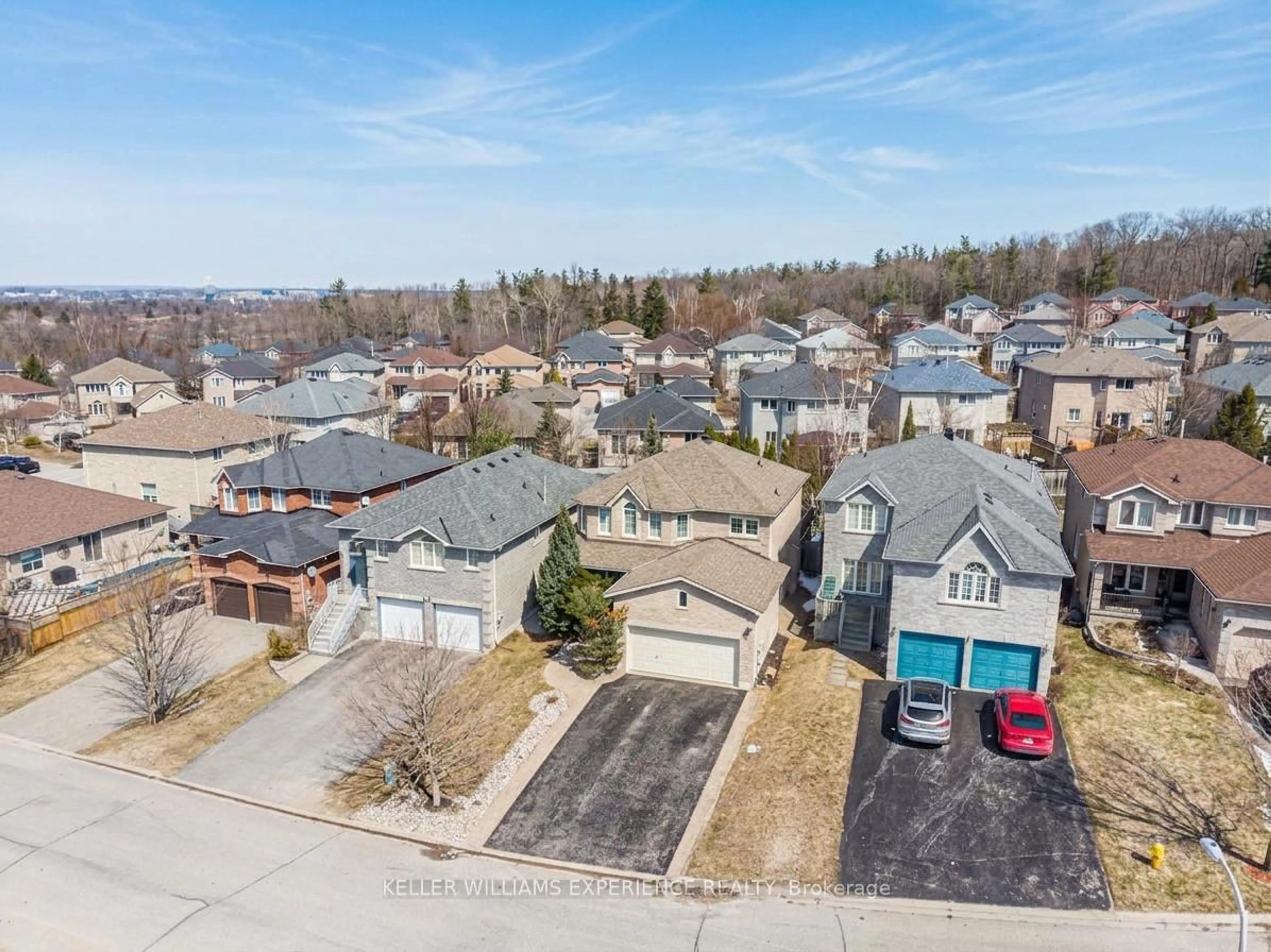 A pic from outside/outdoor area/front of a property/back of a property/a pic from drone, street for 25 Muir Dr, Barrie Ontario L4N 0J1