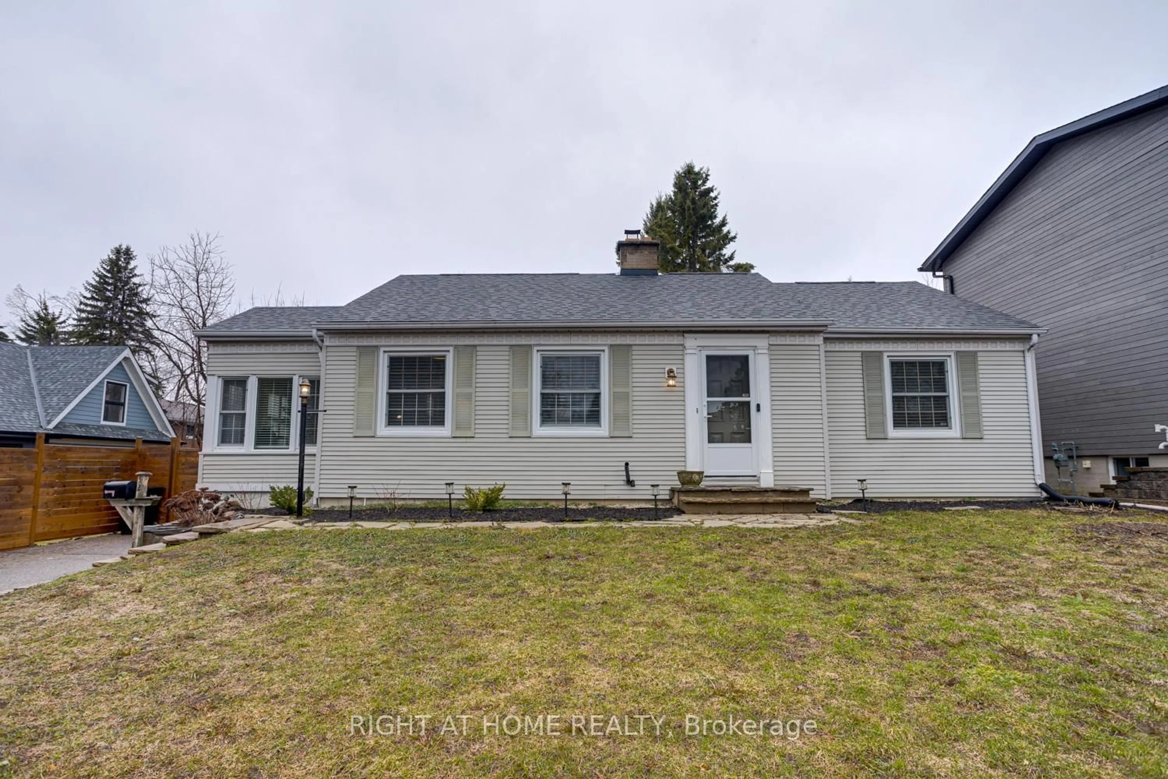 Home with vinyl exterior material, street for 52 Highland Ave, Barrie Ontario L4M 1N3