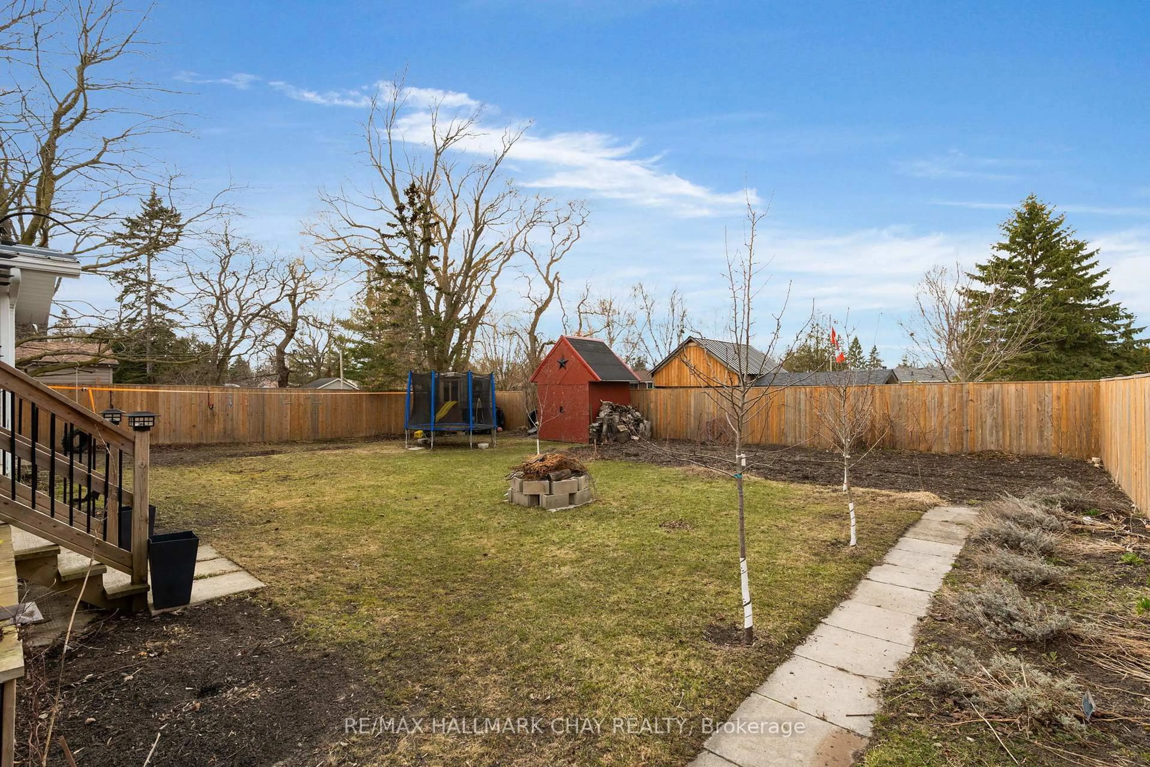 A pic from outside/outdoor area/front of a property/back of a property/a pic from drone, unknown for 232 Superior St, Clearview Ontario L0M 1S0