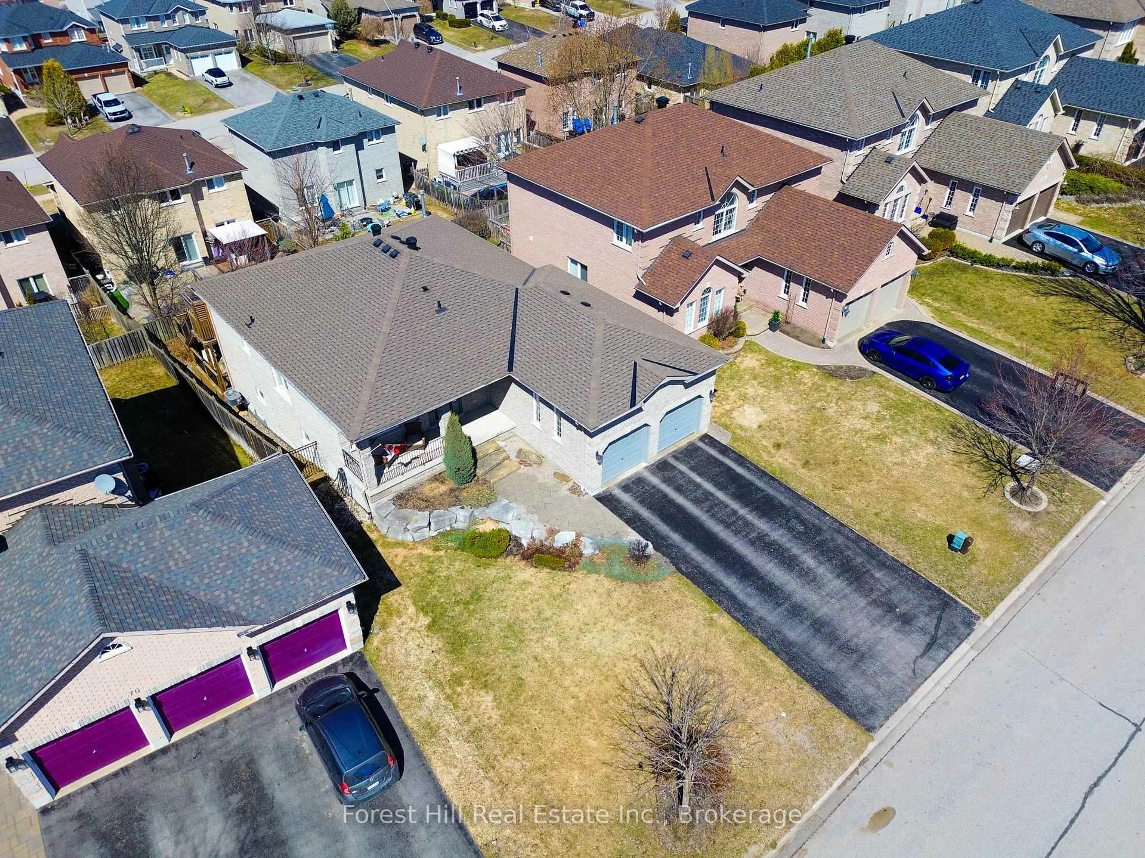 A pic from outside/outdoor area/front of a property/back of a property/a pic from drone, street for 68 Silver Tr, Barrie Ontario L4N 3P2