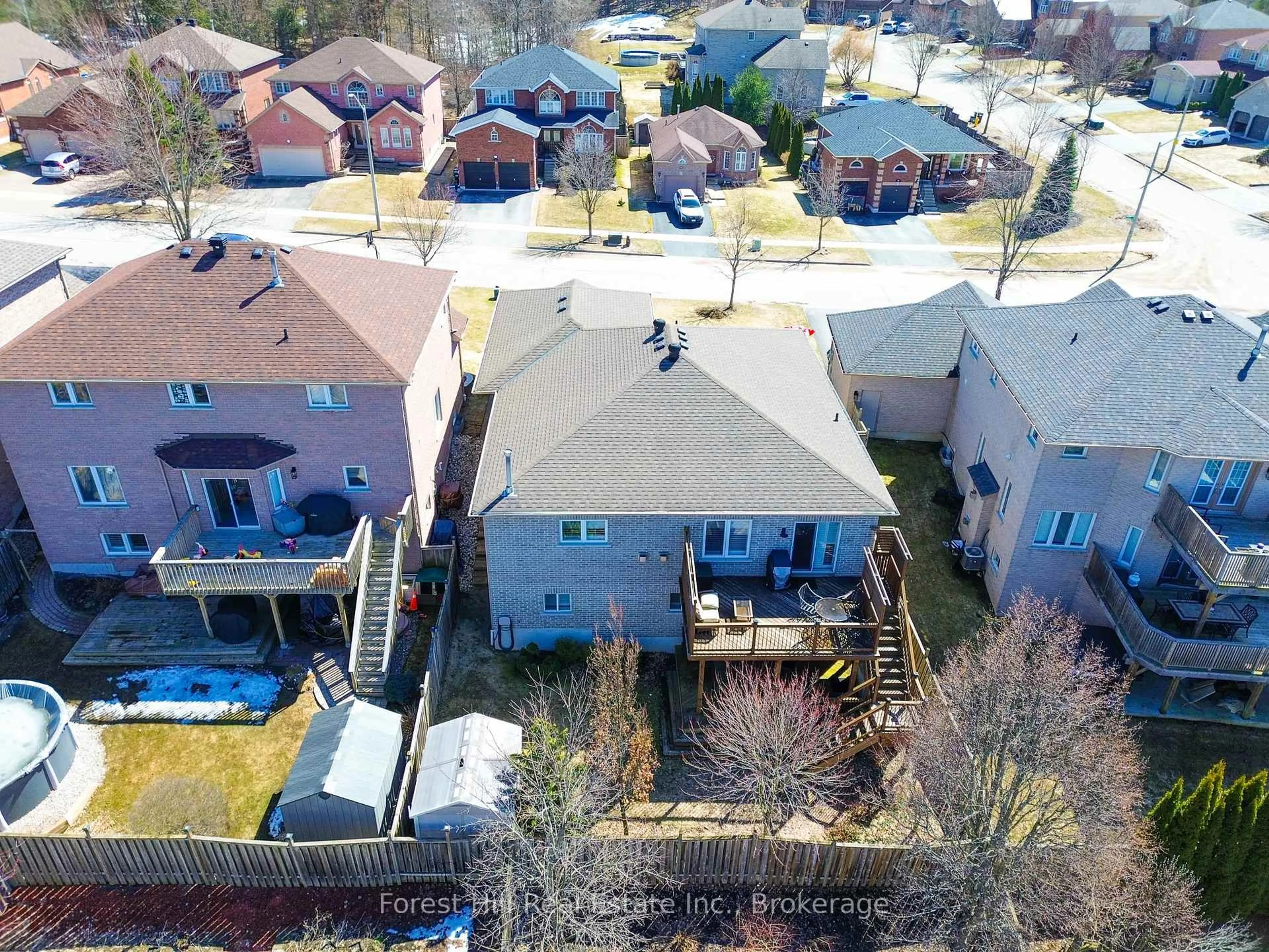 A pic from outside/outdoor area/front of a property/back of a property/a pic from drone, city buildings view from balcony for 68 Silver Tr, Barrie Ontario L4N 3P2
