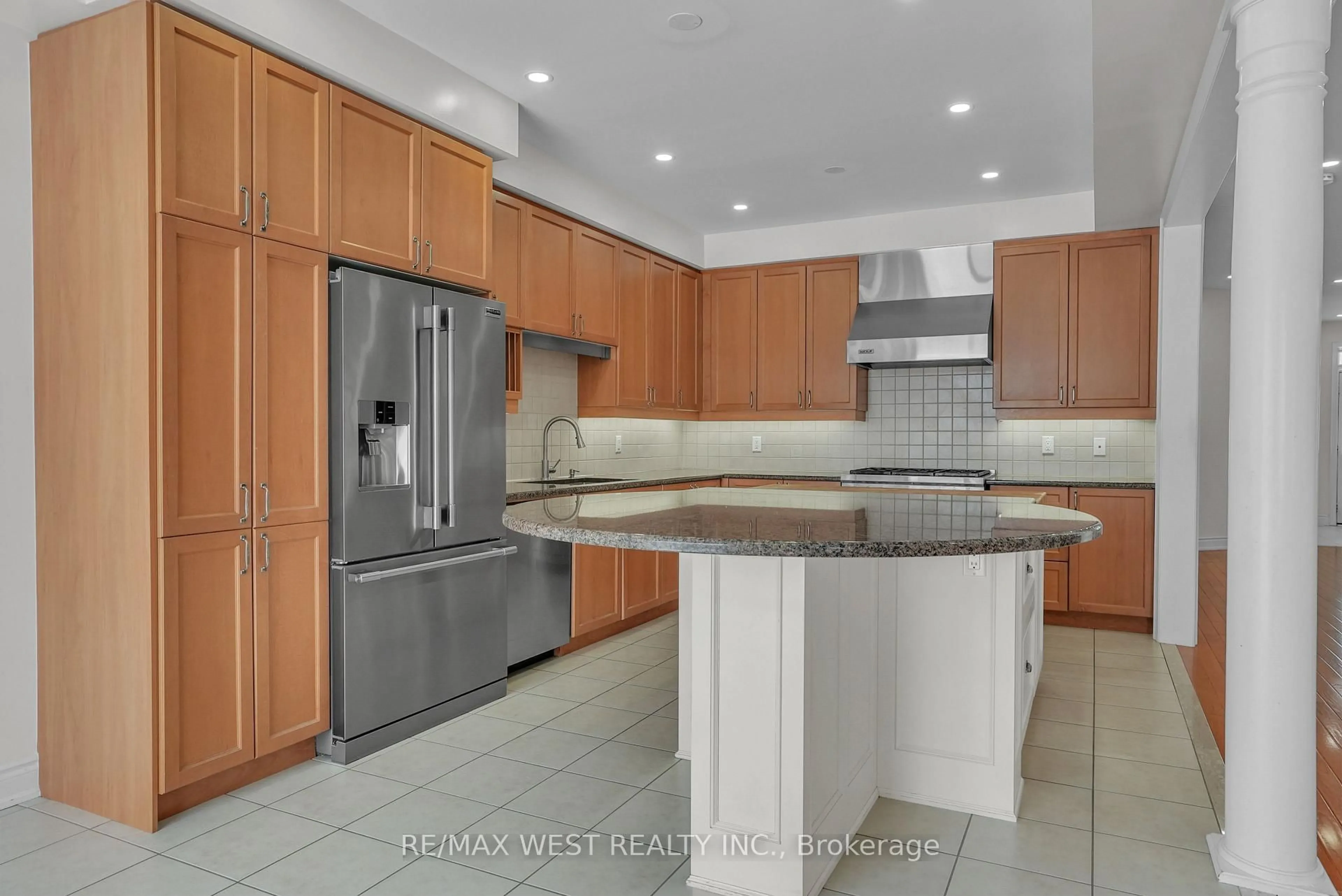 Open concept kitchen, ceramic/tile floor for 146 Sandringham Dr, Barrie Ontario L4M 0C9