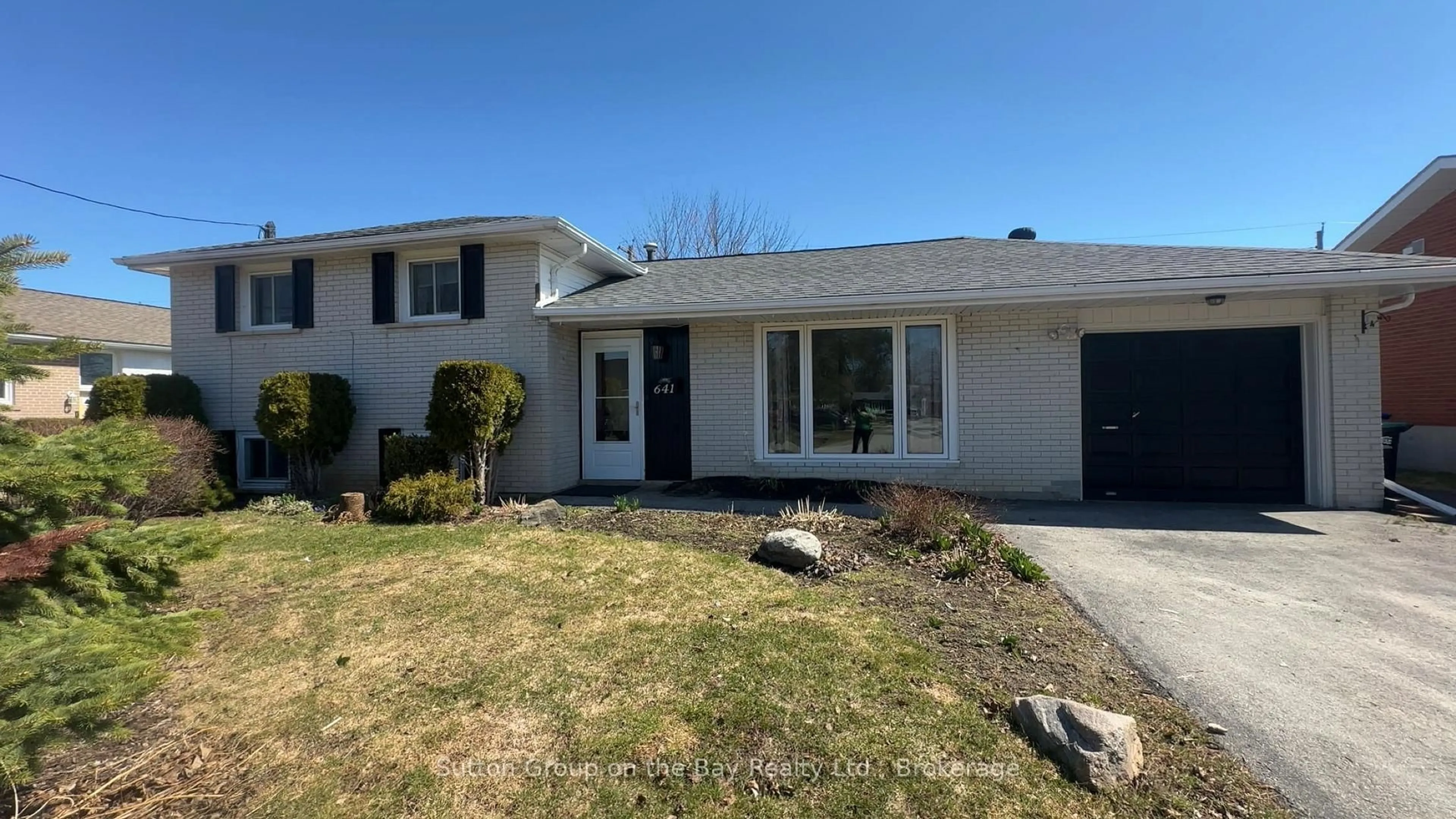 Home with vinyl exterior material, street for 641 Oak St, Collingwood Ontario L9Y 2Z7