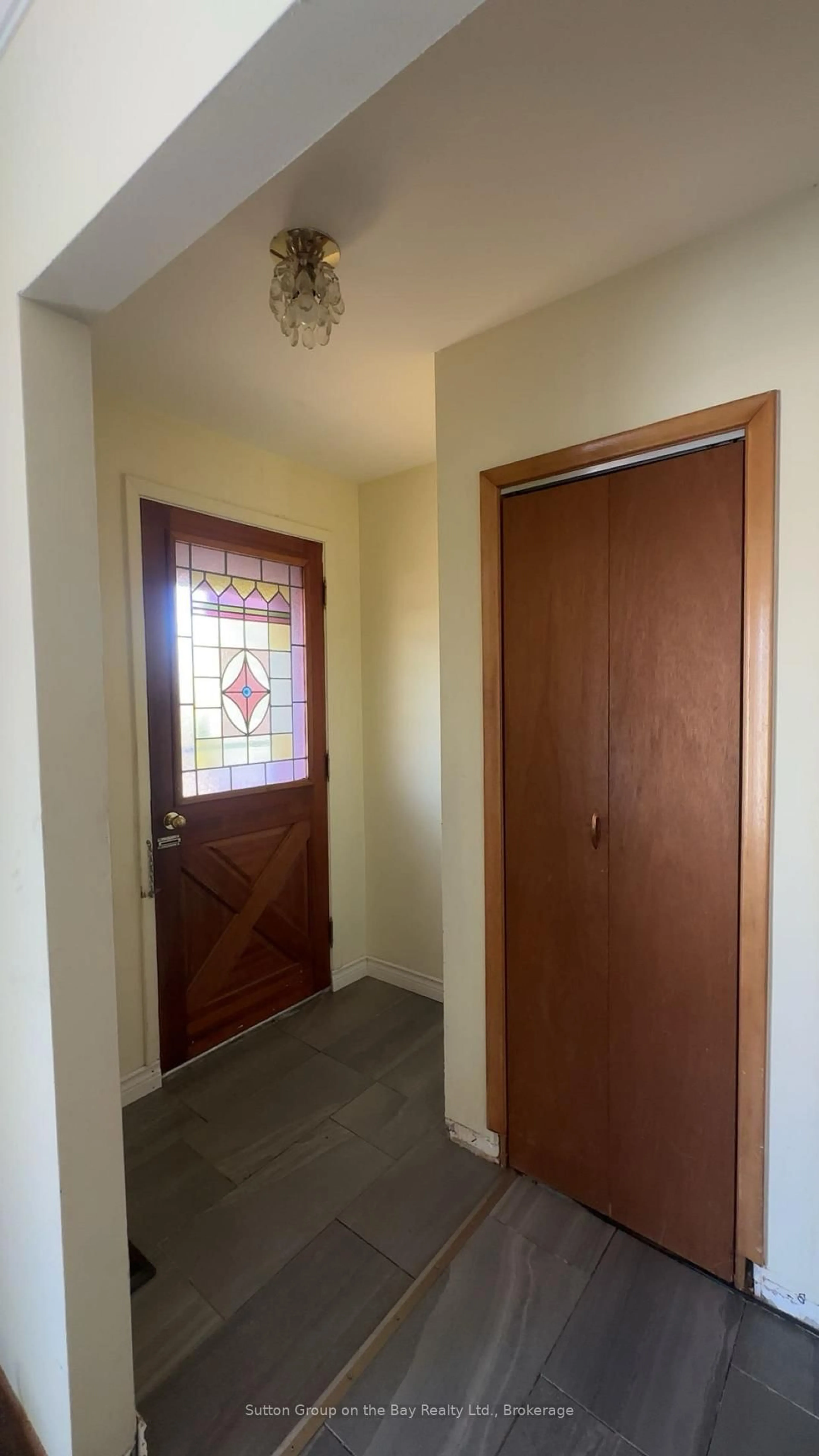 Indoor entryway for 641 Oak St, Collingwood Ontario L9Y 2Z7