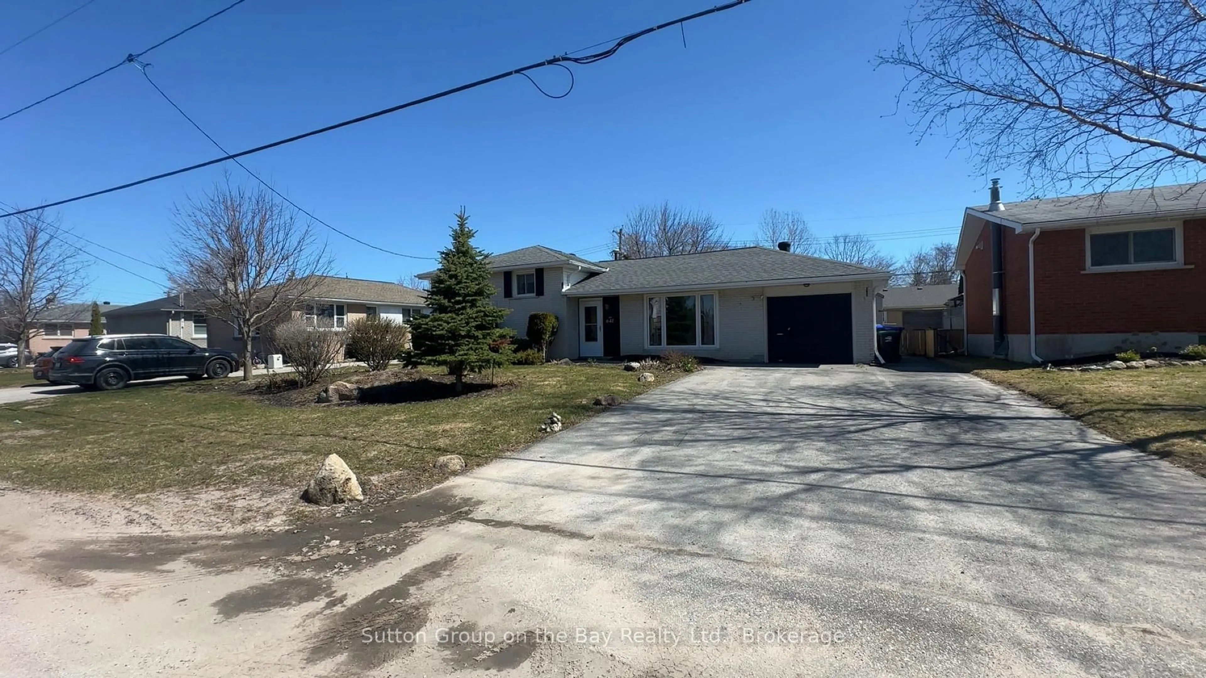 A pic from outside/outdoor area/front of a property/back of a property/a pic from drone, street for 641 Oak St, Collingwood Ontario L9Y 2Z7