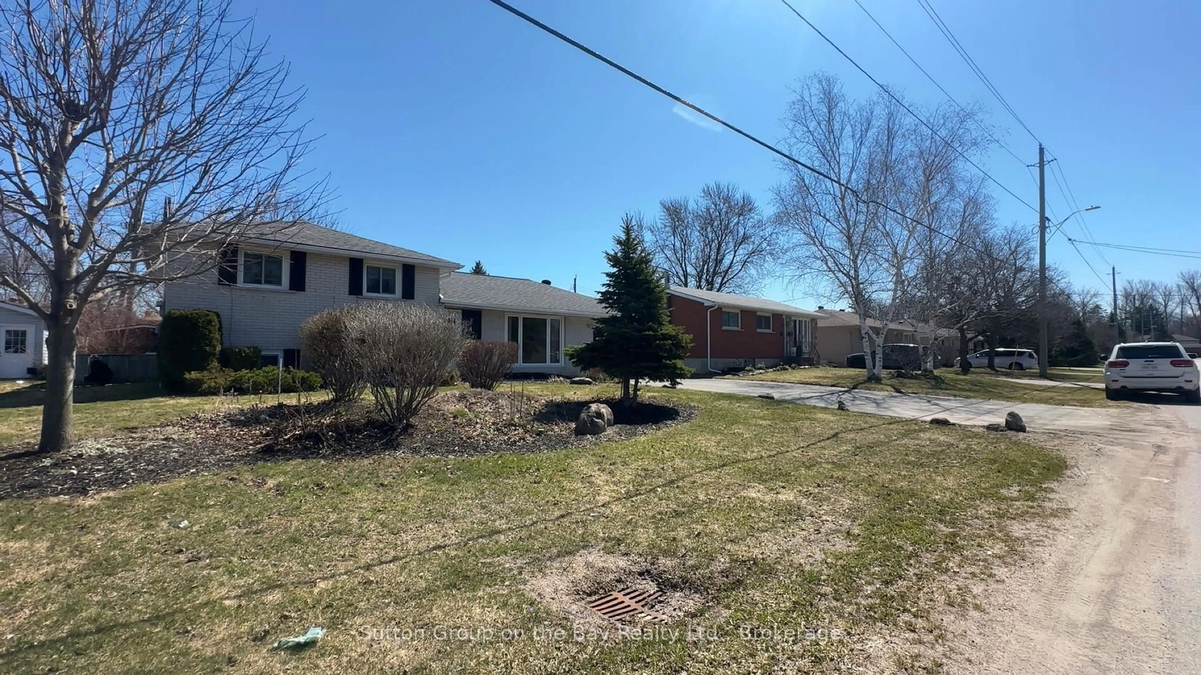 A pic from outside/outdoor area/front of a property/back of a property/a pic from drone, street for 641 Oak St, Collingwood Ontario L9Y 2Z7