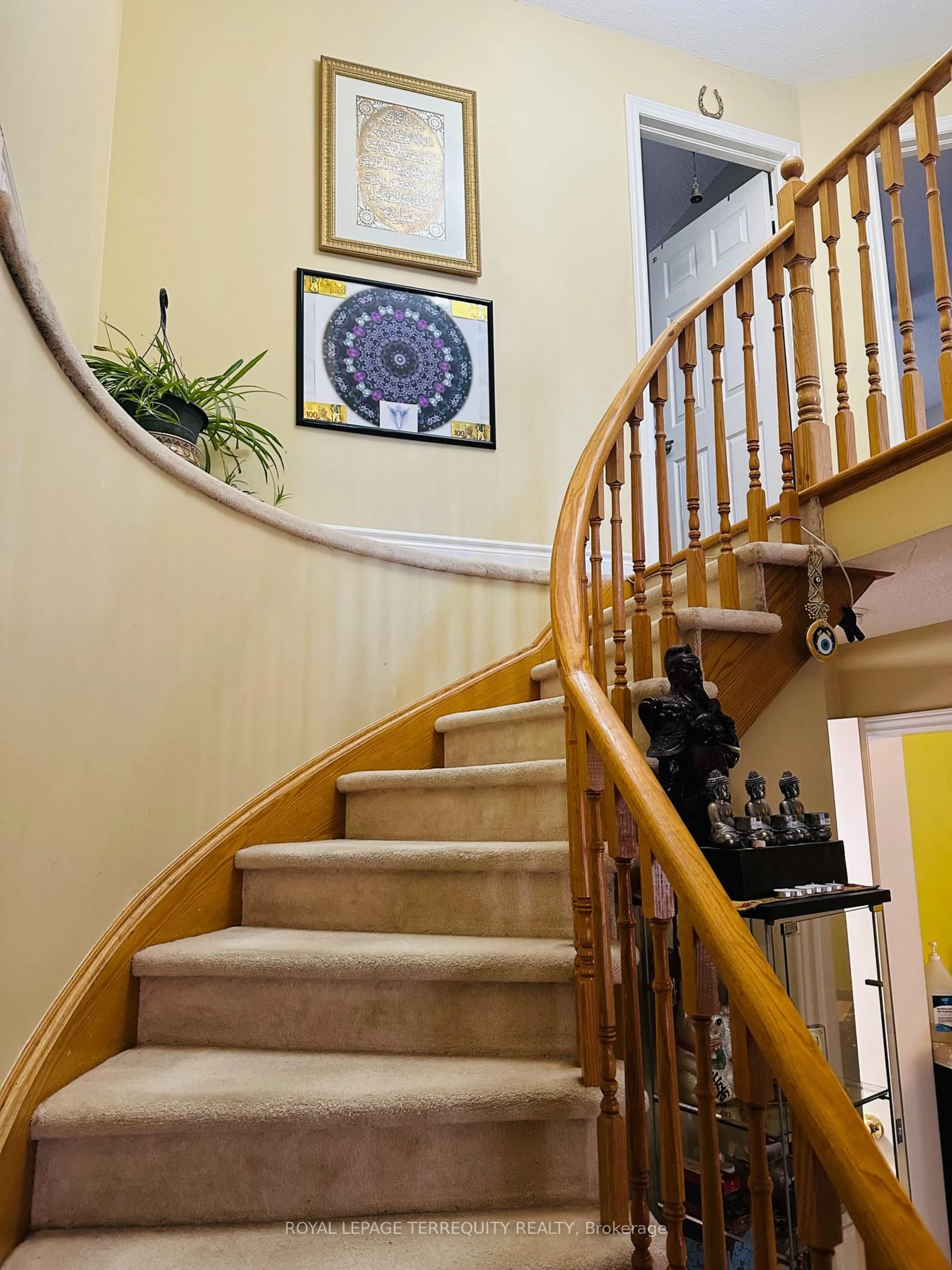 Stairs for 35 Raquel St, Barrie Ontario L4N 9S4