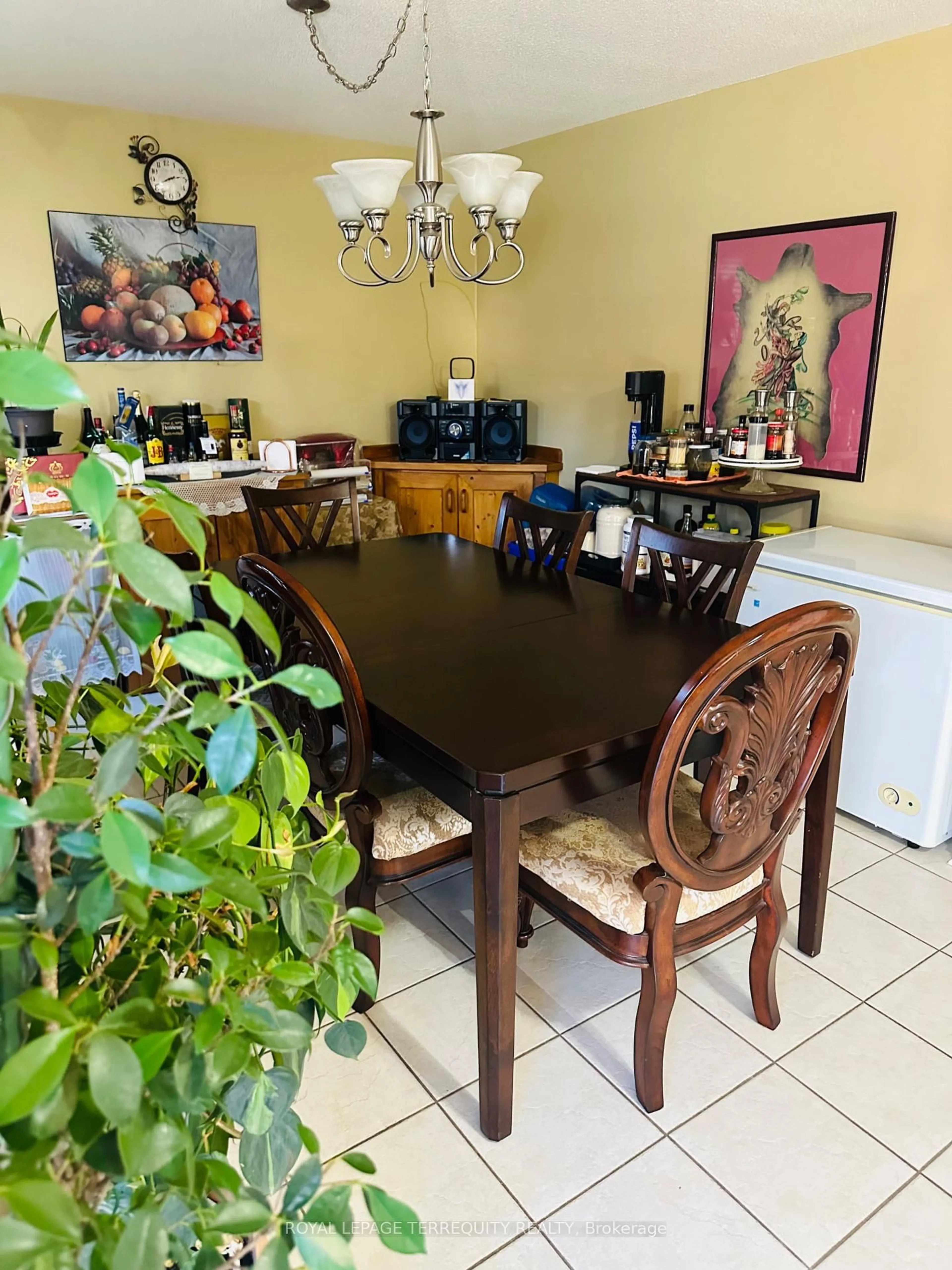 Dining room, unknown for 35 Raquel St, Barrie Ontario L4N 9S4