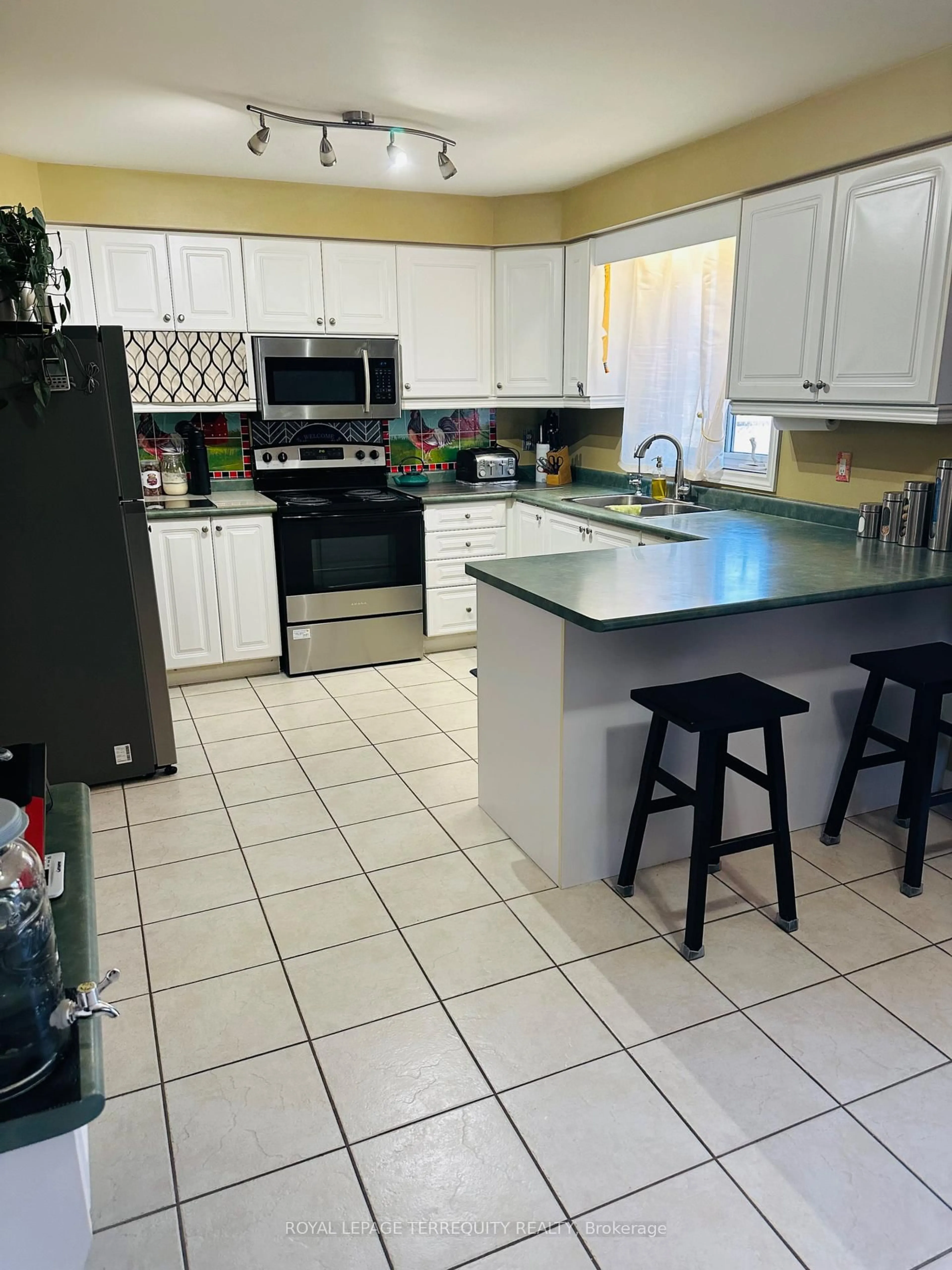 Open concept kitchen, ceramic/tile floor for 35 Raquel St, Barrie Ontario L4N 9S4