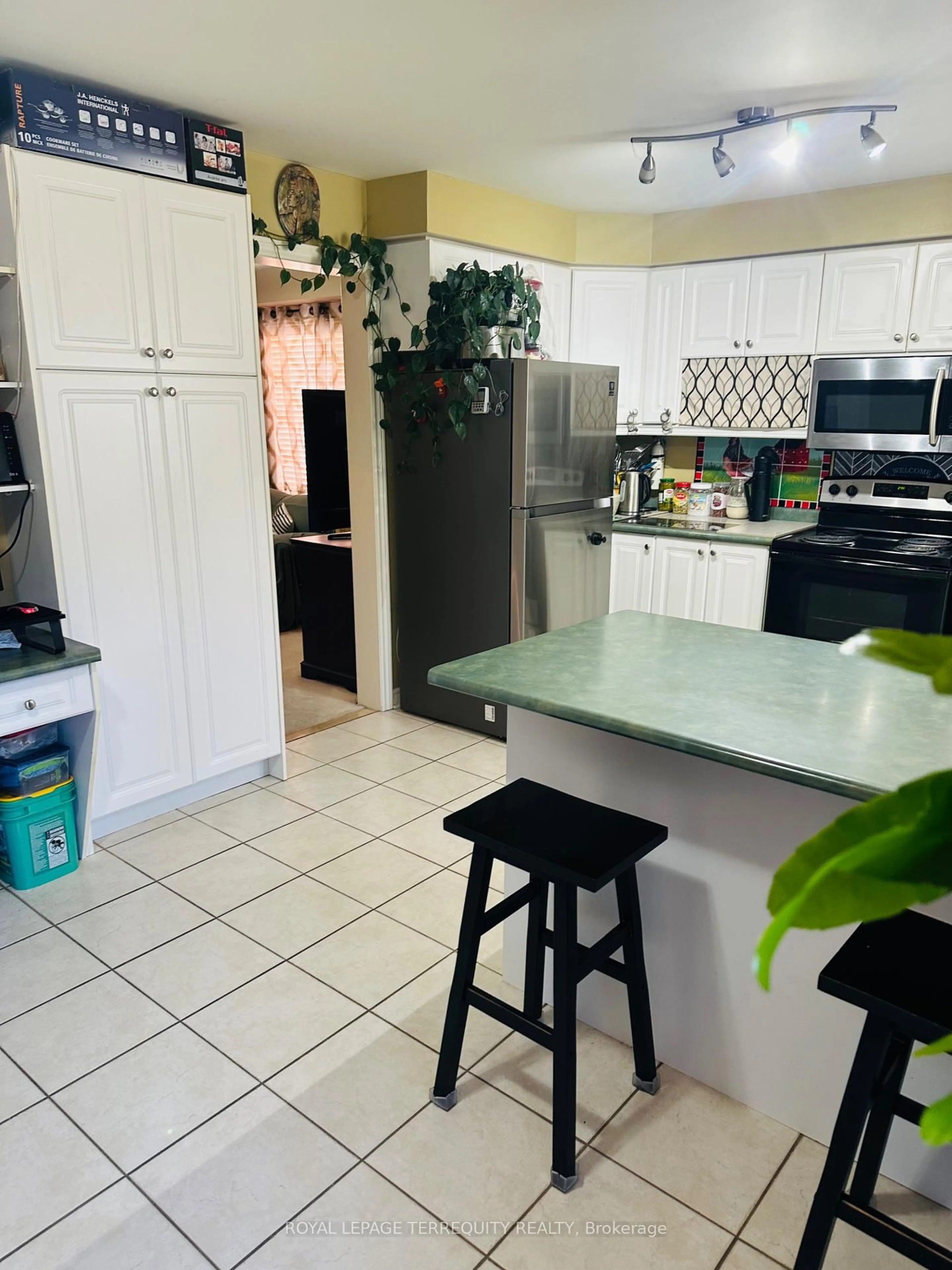 Open concept kitchen, ceramic/tile floor for 35 Raquel St, Barrie Ontario L4N 9S4