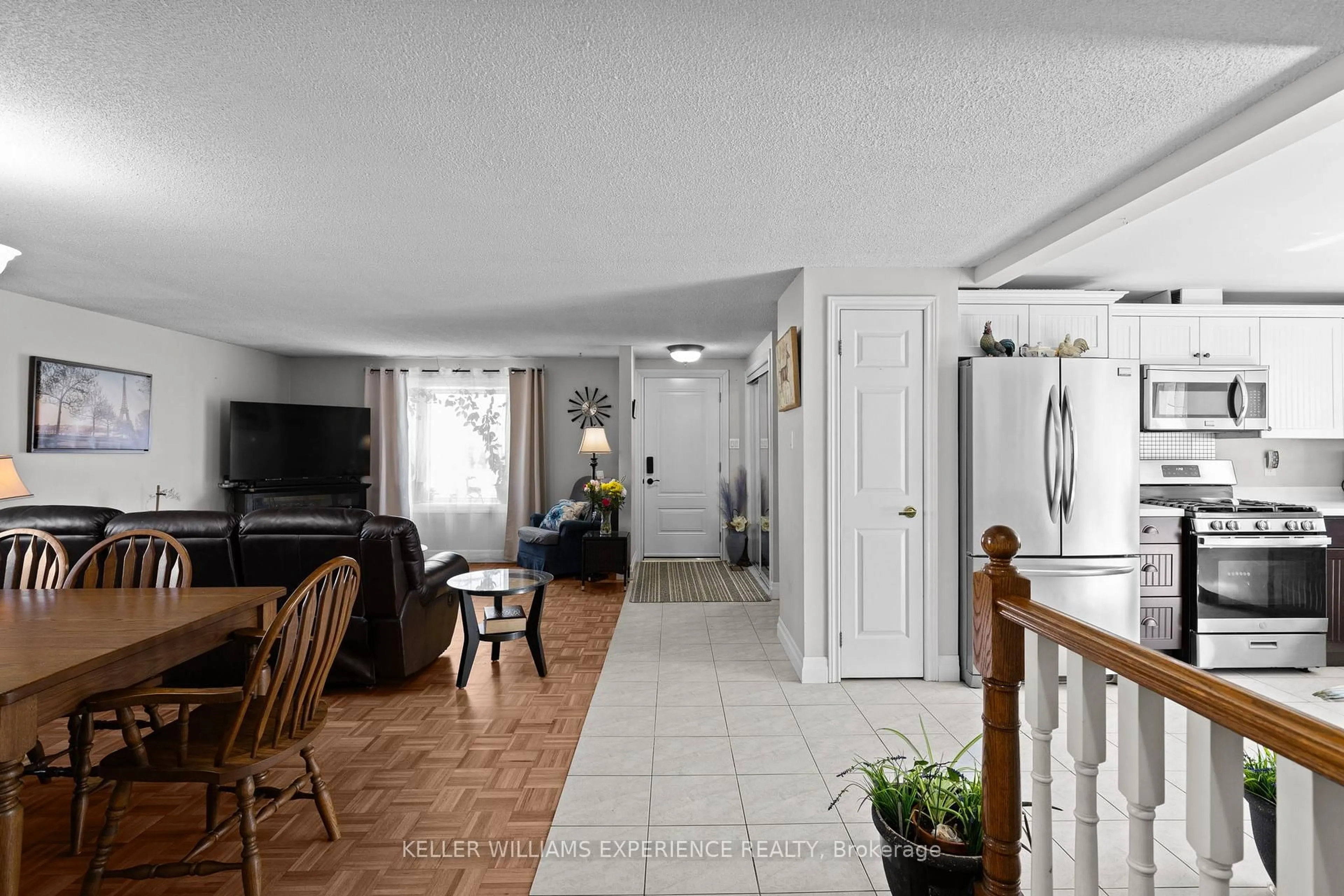 Indoor entryway for 5 Laurie Cres, Barrie Ontario L4M 6C7