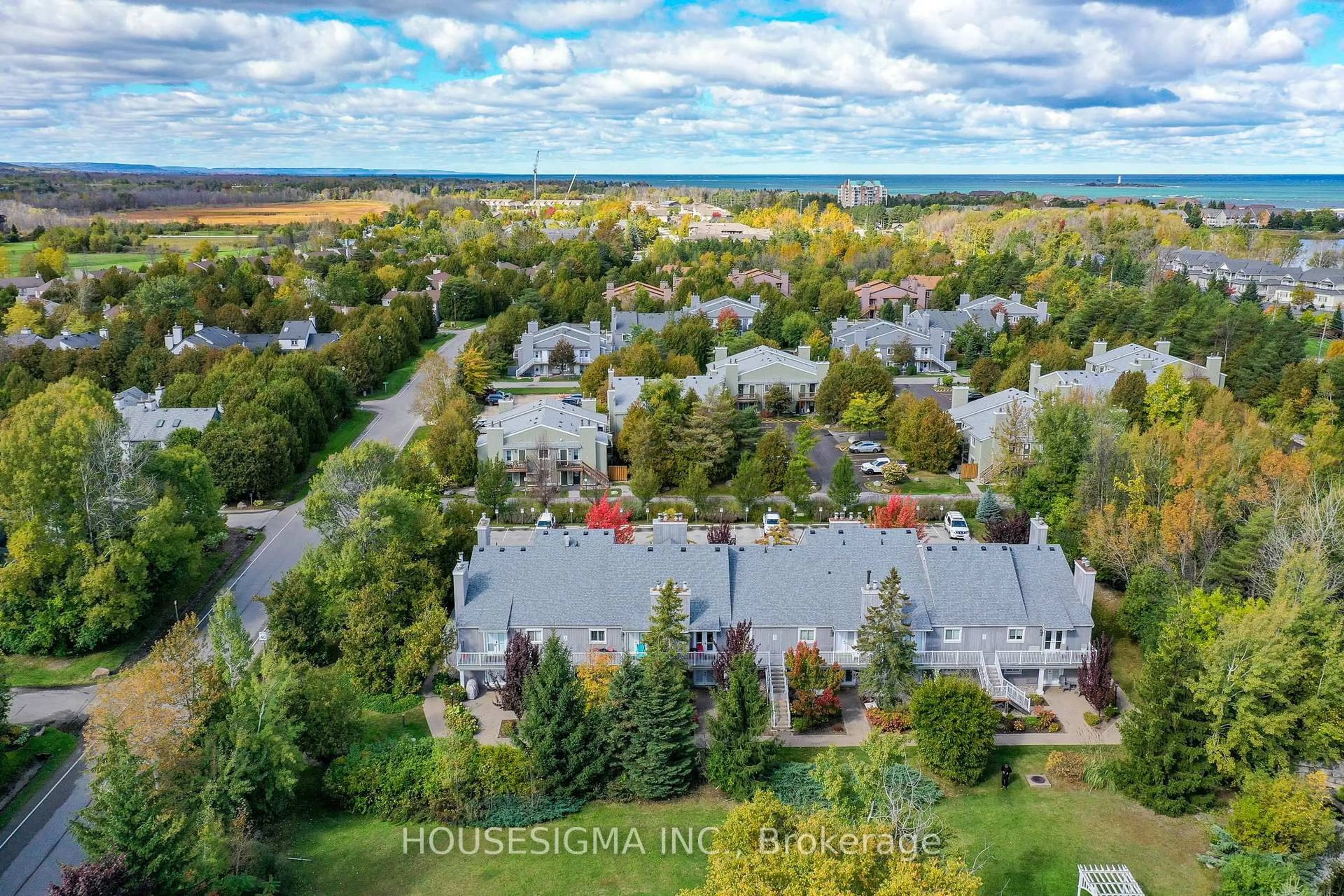 A pic from outside/outdoor area/front of a property/back of a property/a pic from drone, unknown for 11 Dawson Dr #718, Collingwood Ontario L9Y 5B4