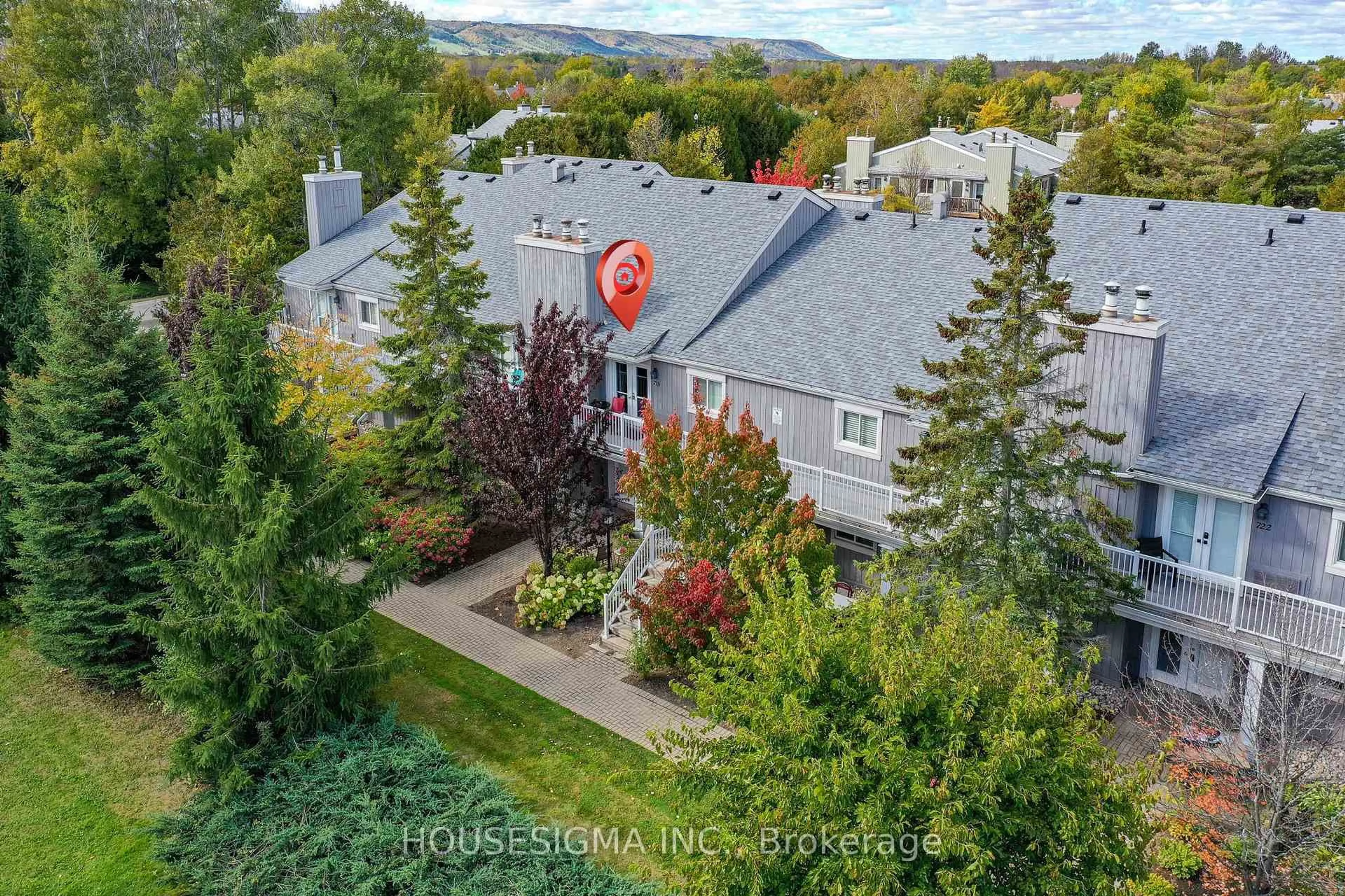 A pic from outside/outdoor area/front of a property/back of a property/a pic from drone, city buildings view from balcony for 11 Dawson Dr #718, Collingwood Ontario L9Y 5B4