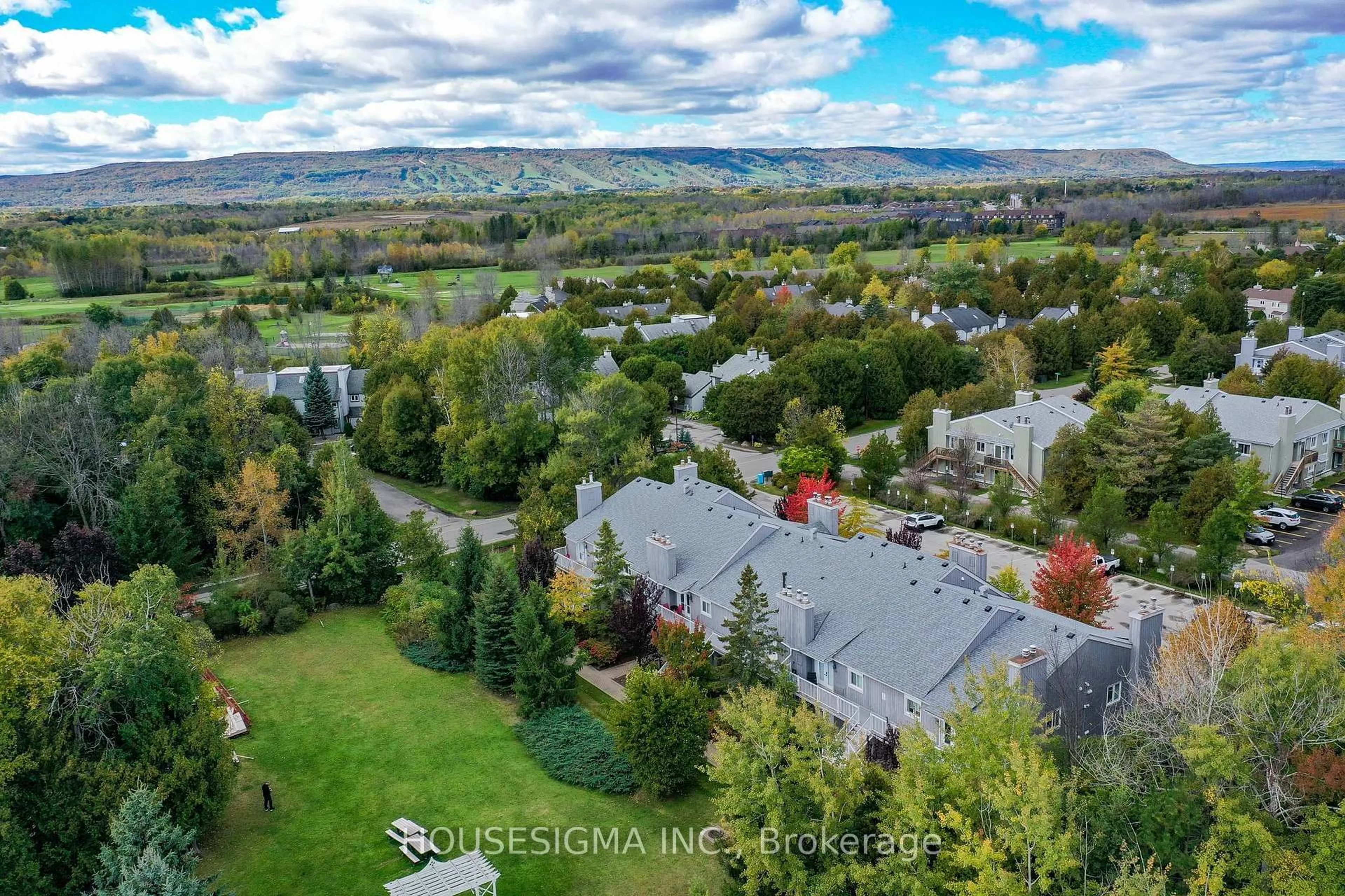 A pic from outside/outdoor area/front of a property/back of a property/a pic from drone, mountain view for 11 Dawson Dr #718, Collingwood Ontario L9Y 5B4