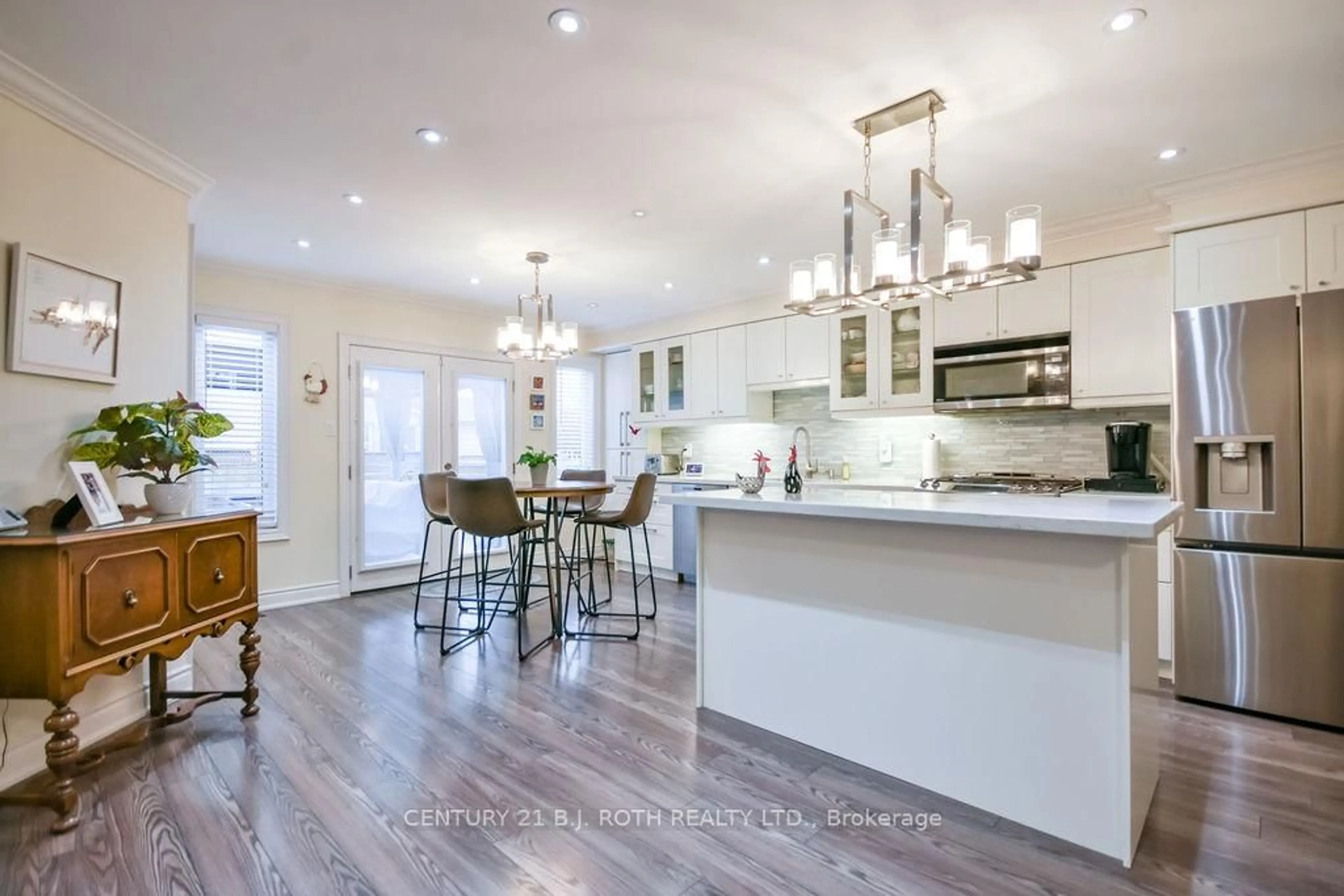 Open concept kitchen, wood/laminate floor for 114 Widgeon St, Barrie Ontario L4N 8W4