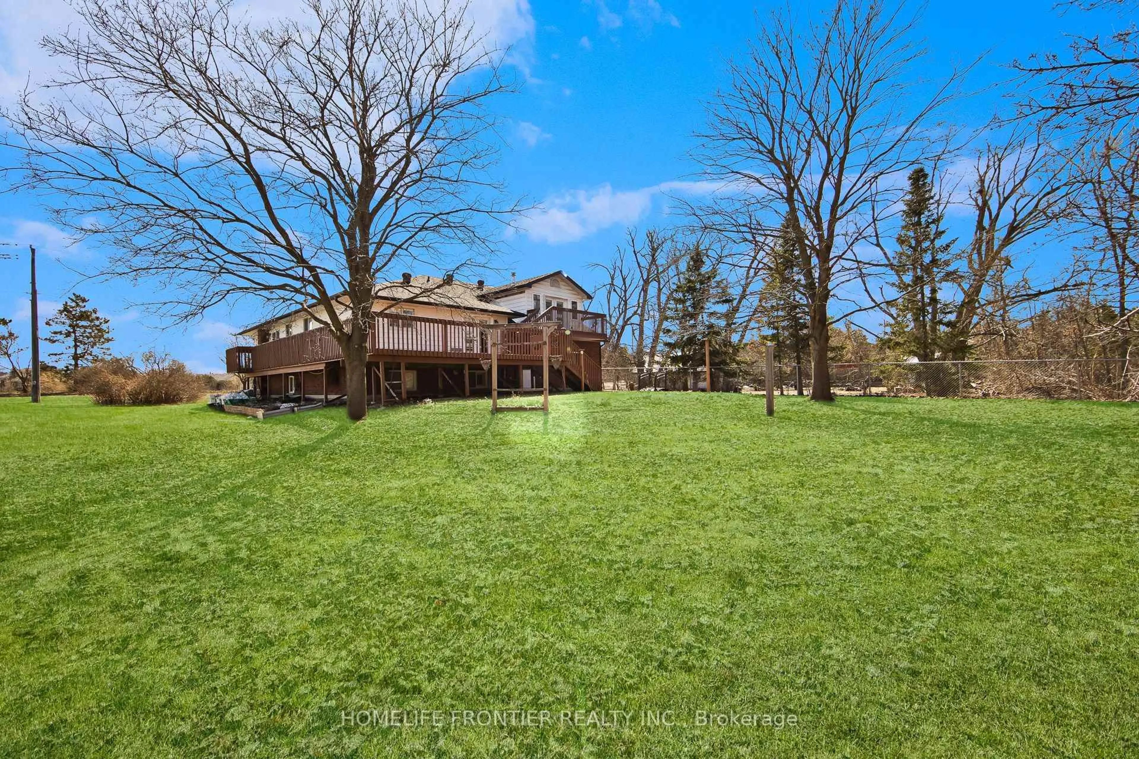 A pic from outside/outdoor area/front of a property/back of a property/a pic from drone, water/lake/river/ocean view for 326 Little Ave, Barrie Ontario L4N 2Z6