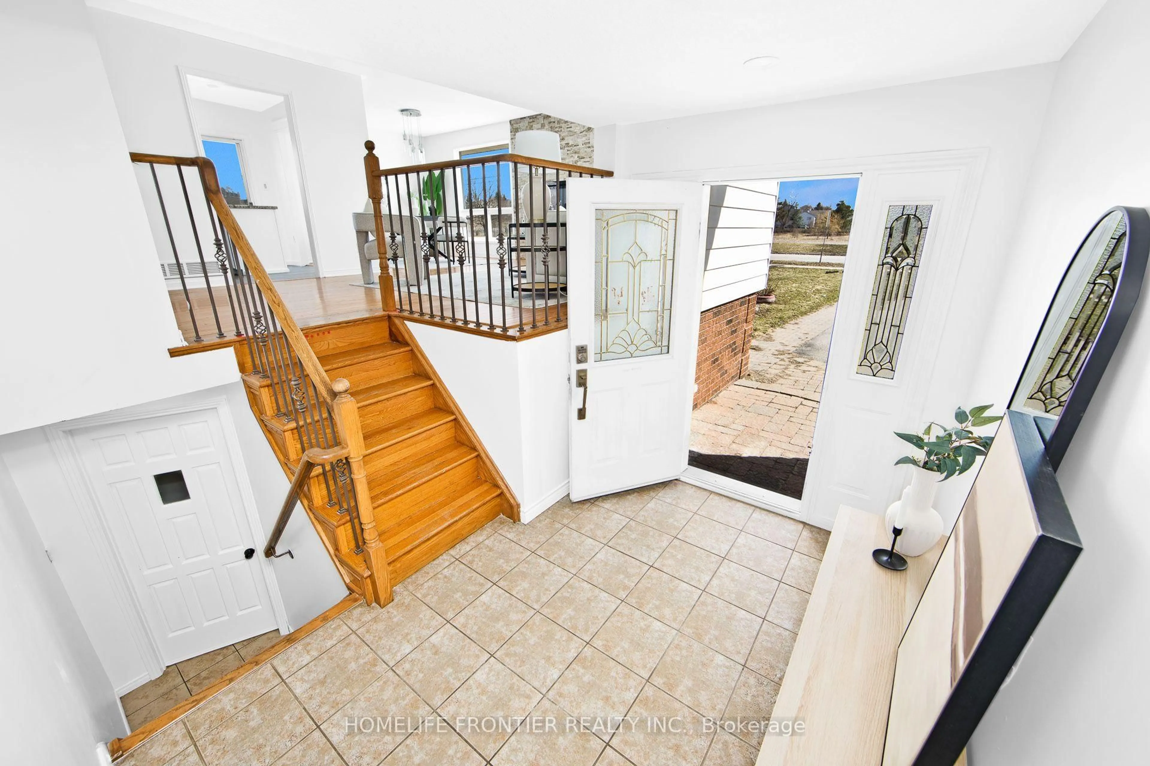 Indoor foyer for 326 Little Ave, Barrie Ontario L4N 2Z6