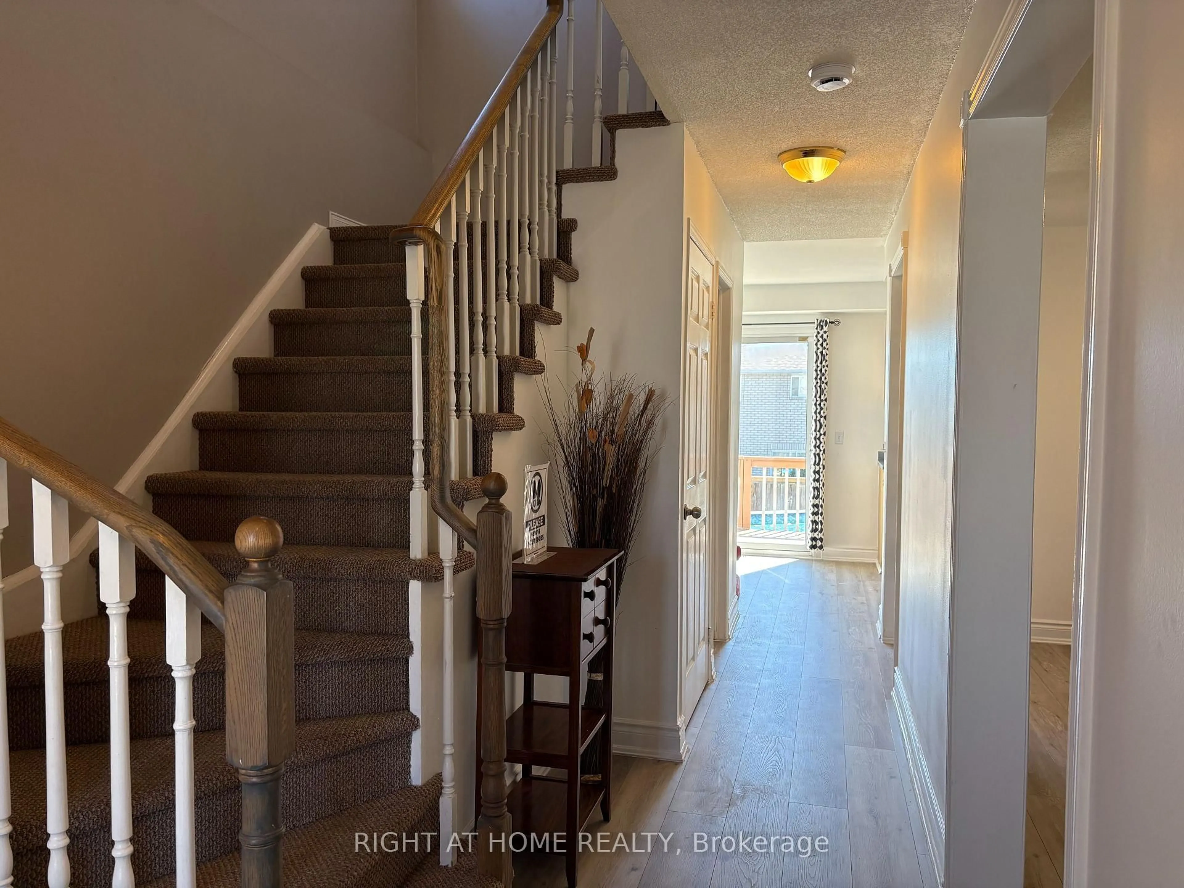 Indoor foyer for 13 Golds Cres, Barrie Ontario L4N 8R5