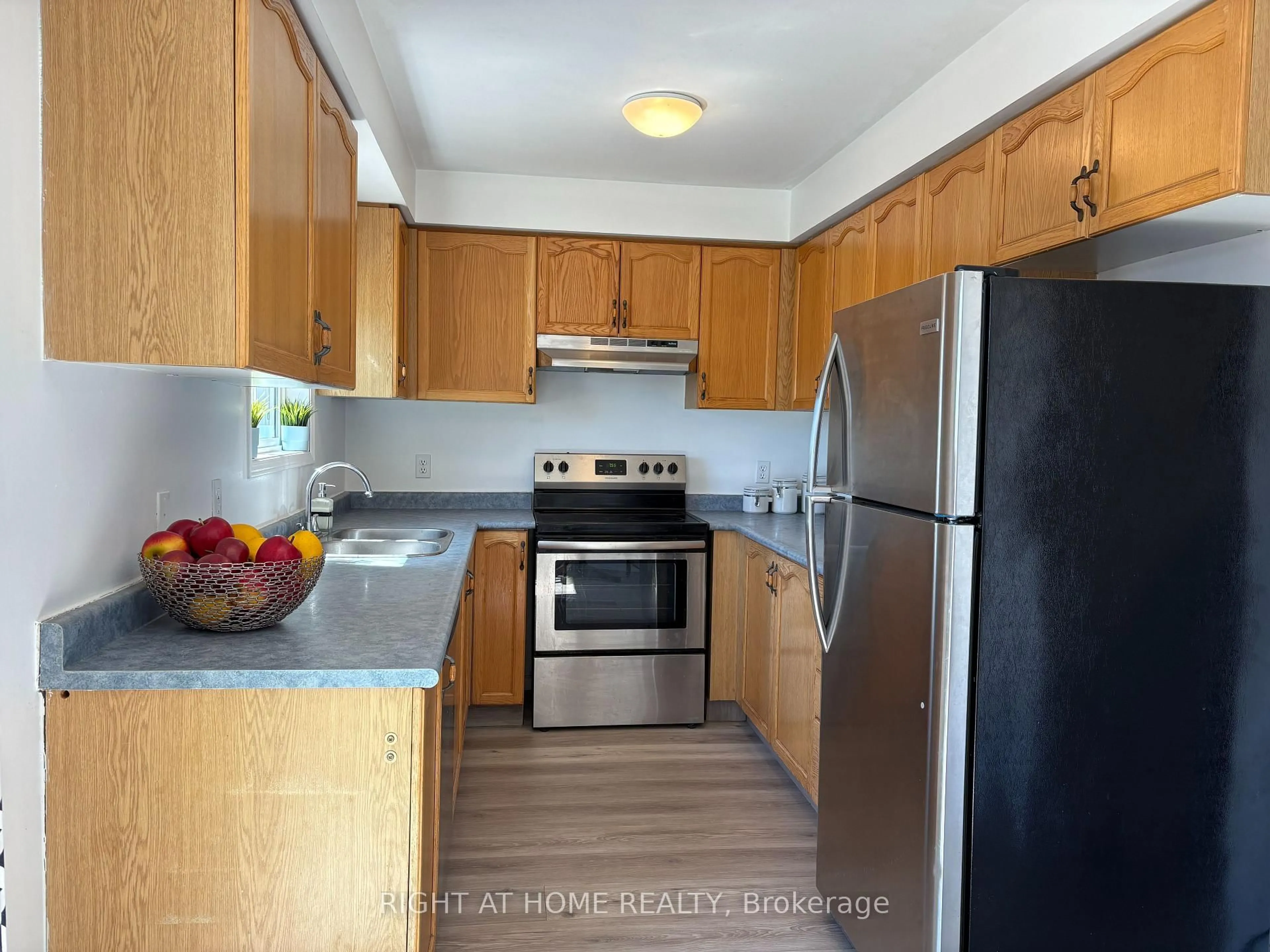 Standard kitchen, unknown for 13 Golds Cres, Barrie Ontario L4N 8R5