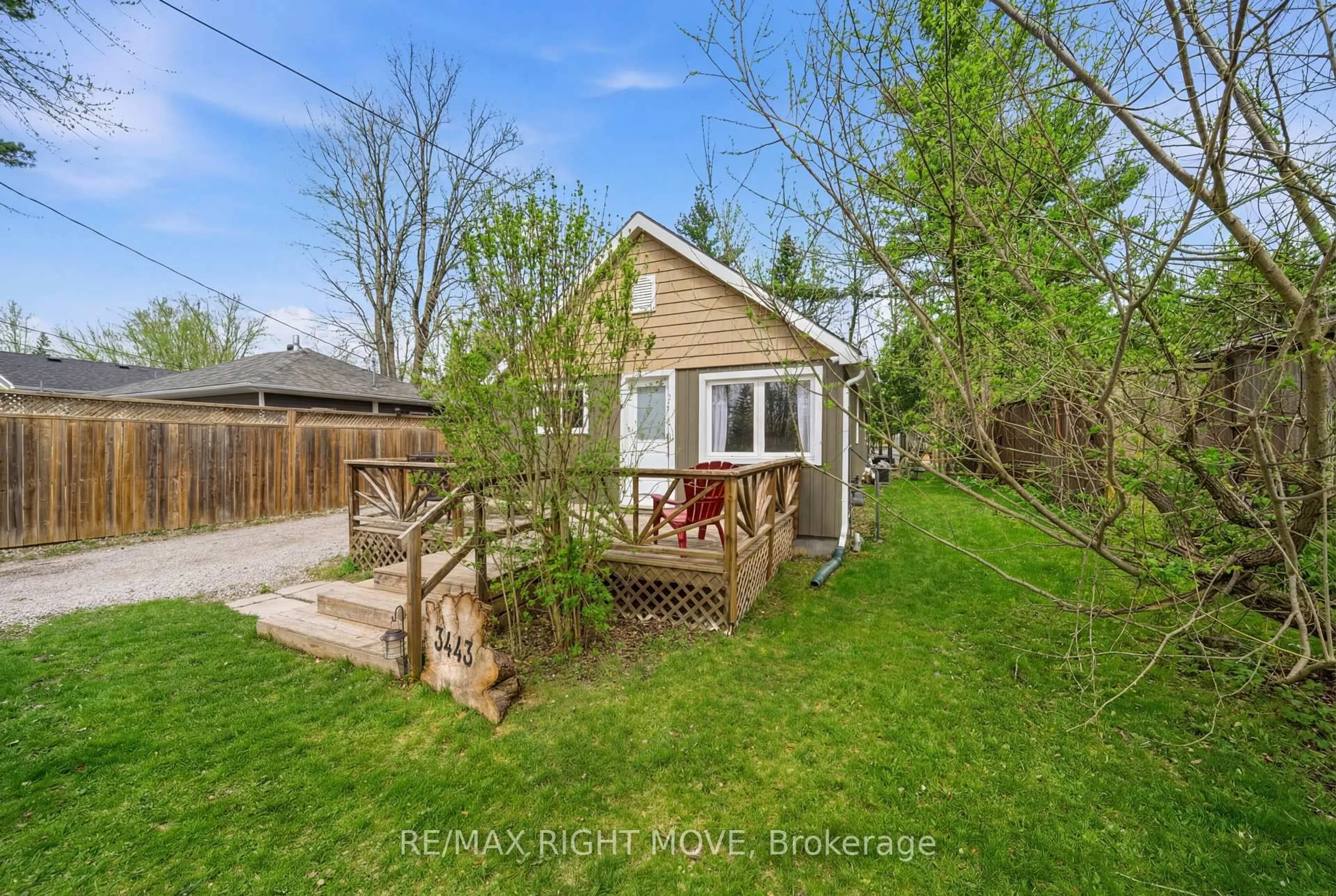 A pic from outside/outdoor area/front of a property/back of a property/a pic from drone, unknown for 3443 Bayou Rd, Severn Ontario L3V 6H3