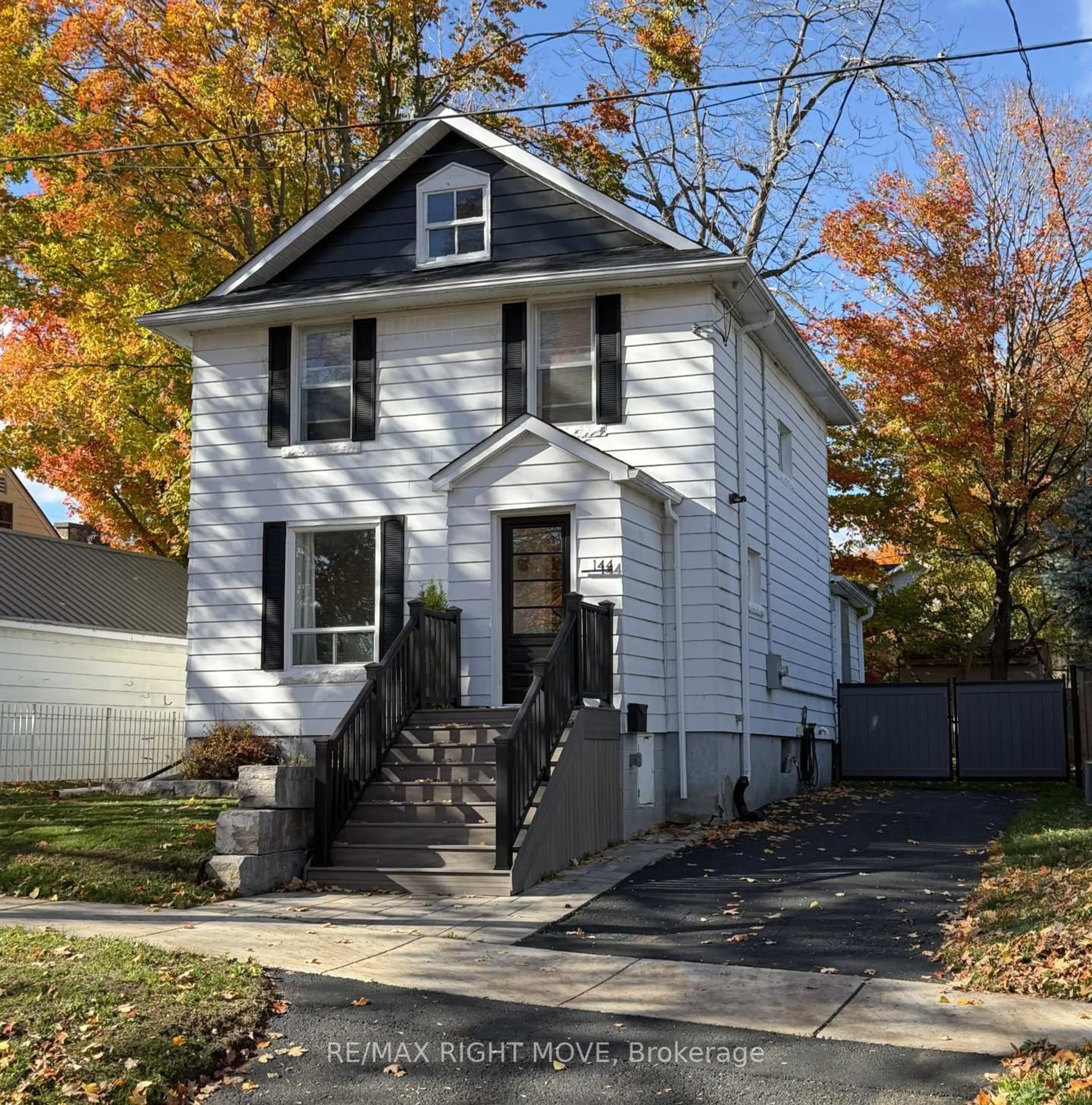 Home with vinyl exterior material, street for 144 Cedar St, Orillia Ontario L3V 2C9