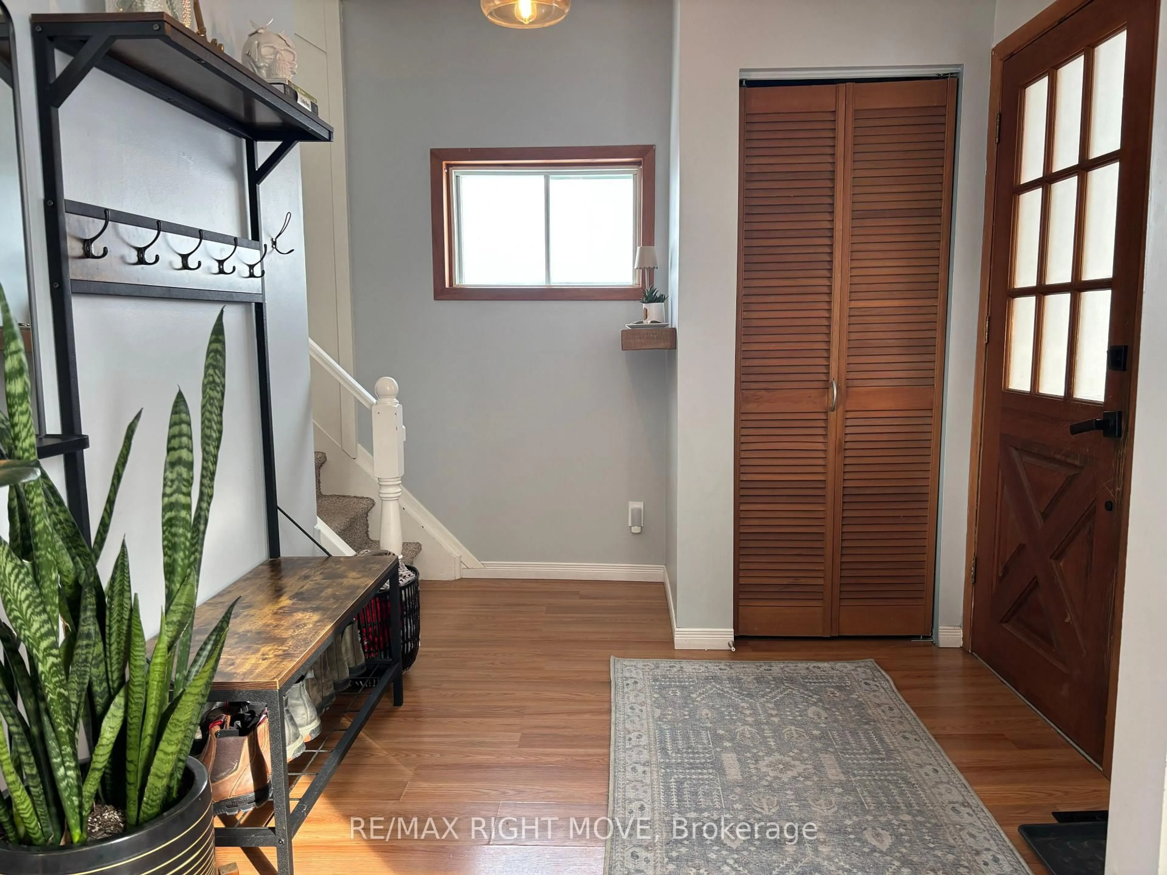 Indoor entryway for 144 Cedar St, Orillia Ontario L3V 2C9