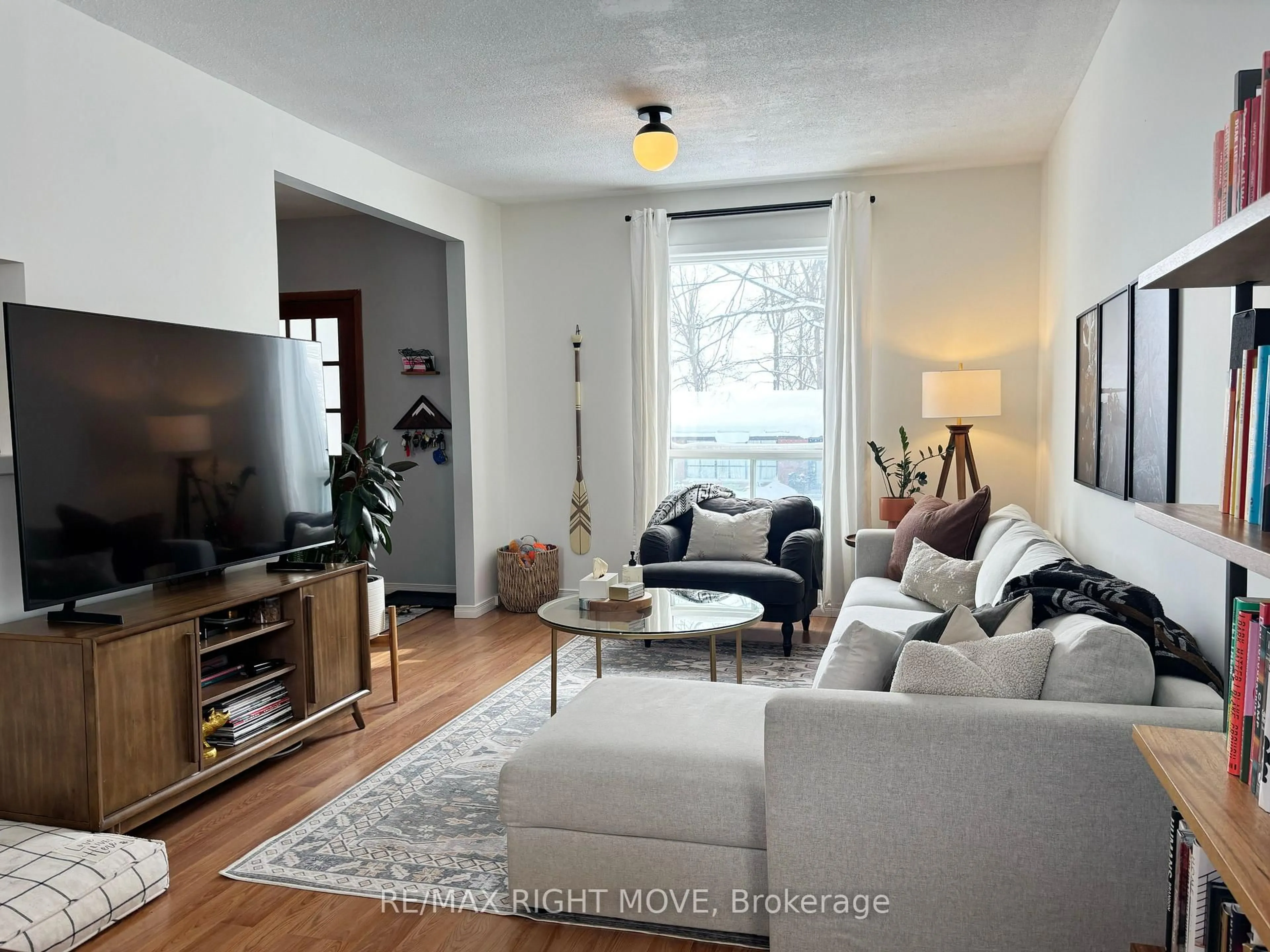Living room with furniture, wood/laminate floor for 144 Cedar St, Orillia Ontario L3V 2C9
