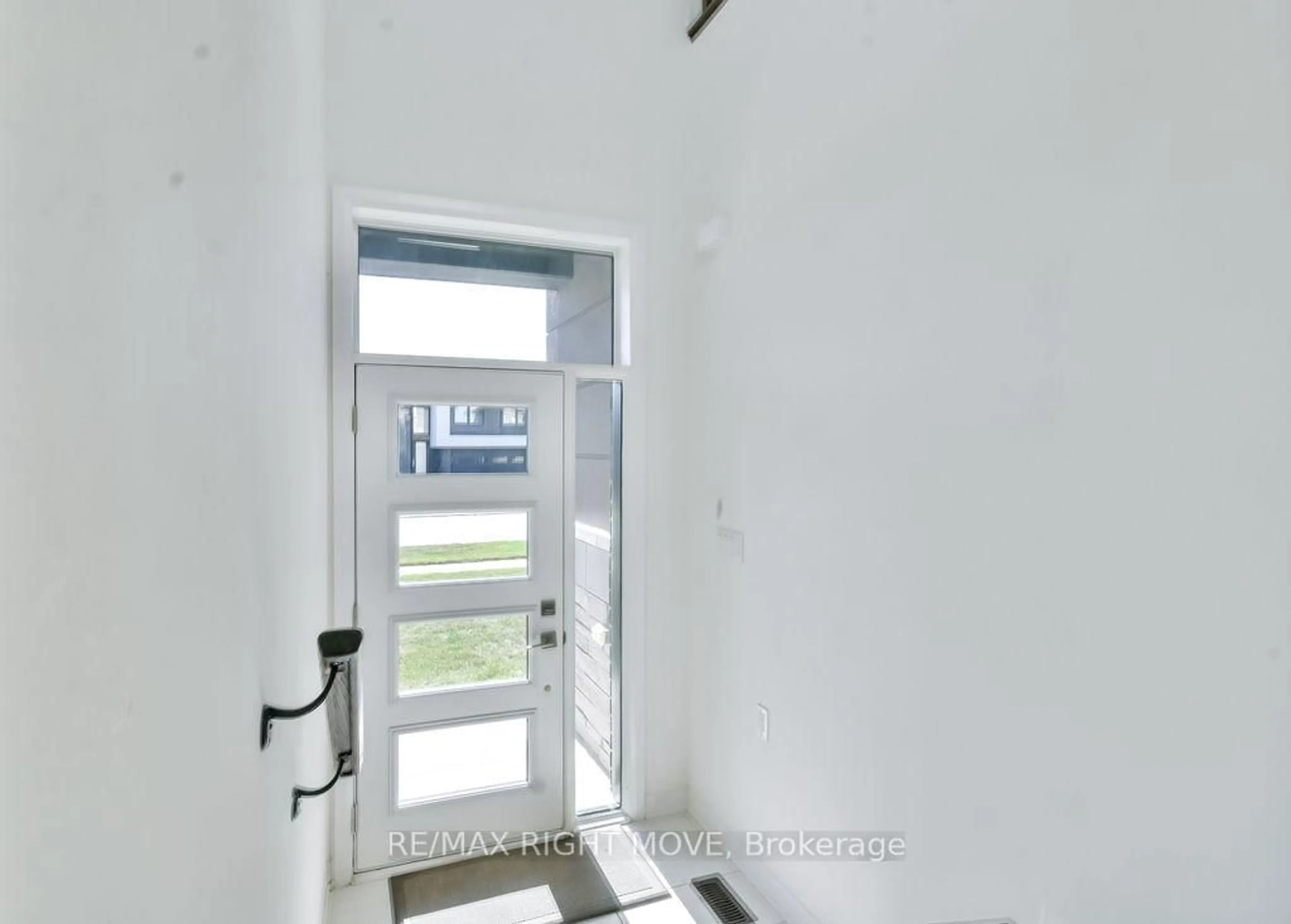 Indoor entryway for 3721 Quayside Dr, Severn Ontario L3V 8M9