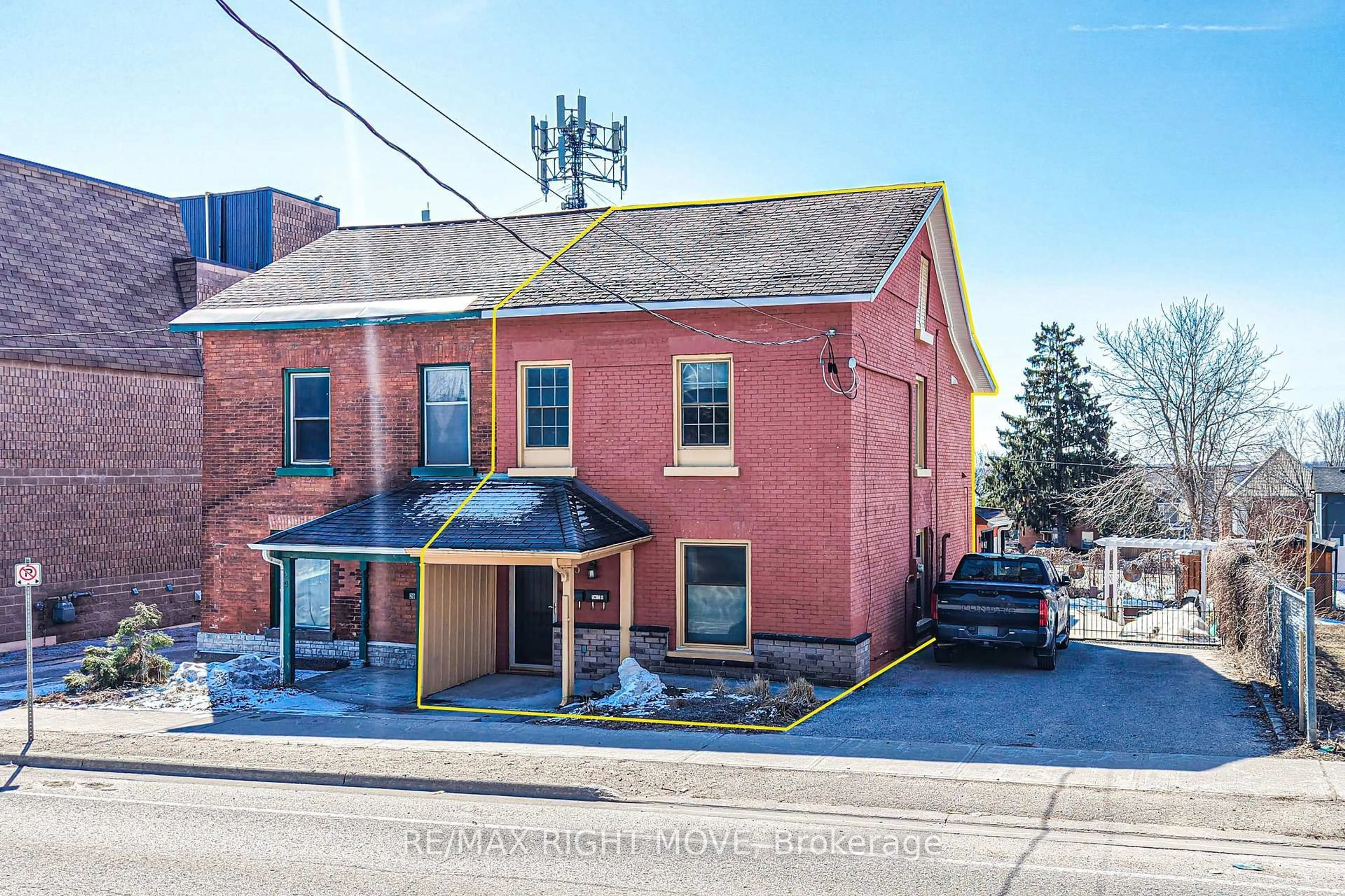 A pic from outside/outdoor area/front of a property/back of a property/a pic from drone, street for 33 Coldwater Rd, Orillia Ontario L3V 3L2