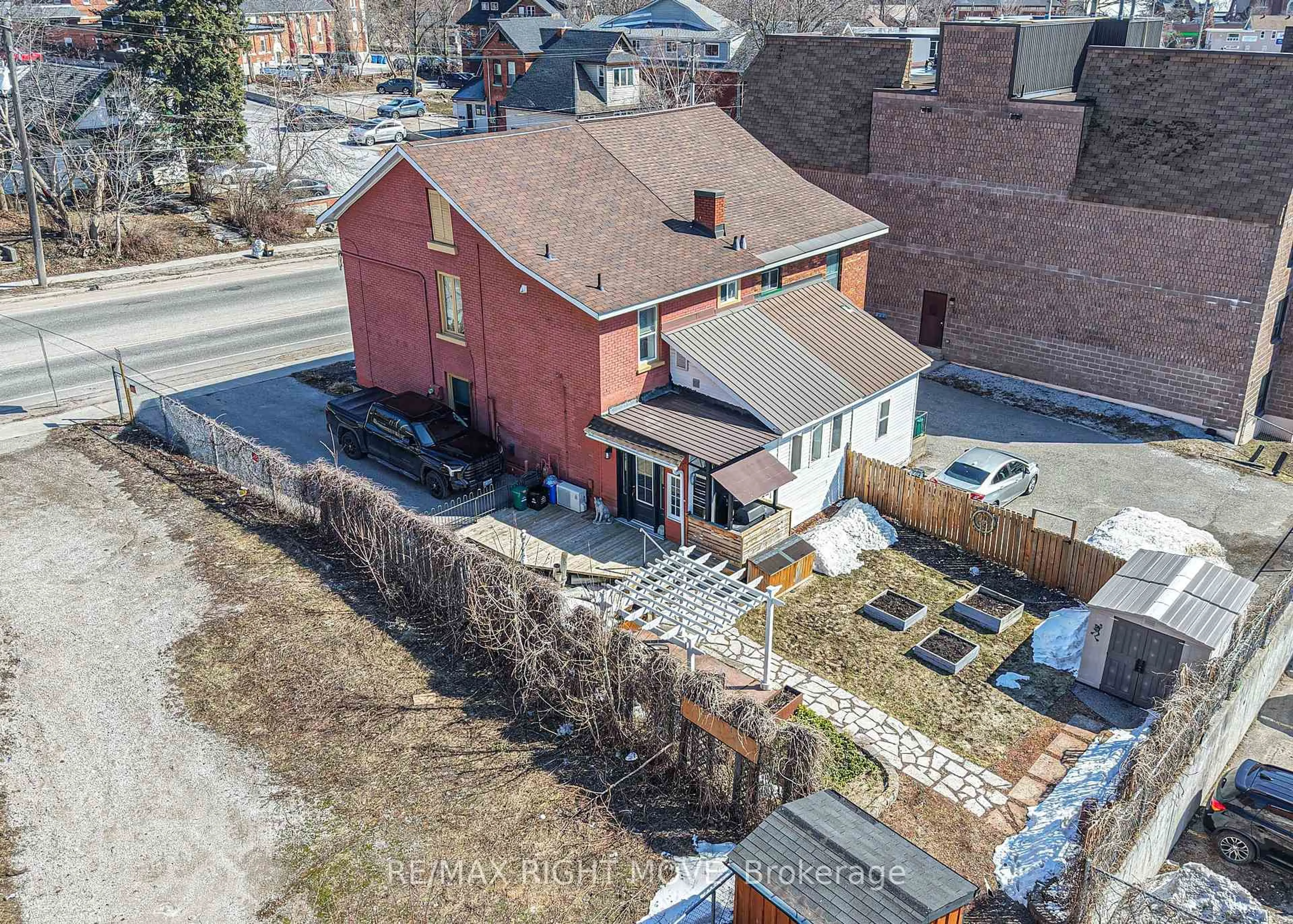 A pic from outside/outdoor area/front of a property/back of a property/a pic from drone, street for 33 Coldwater Rd, Orillia Ontario L3V 3L2