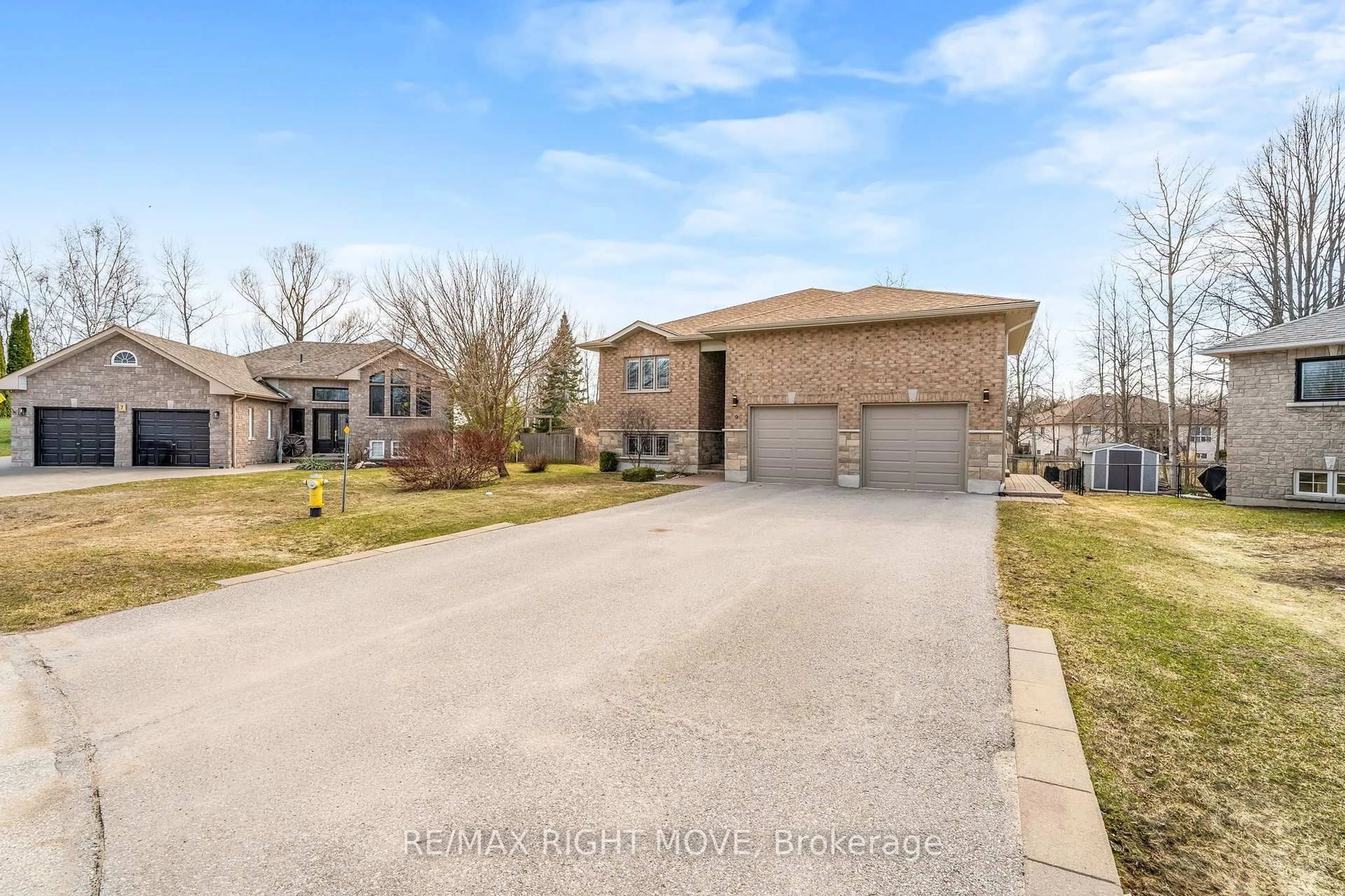 A pic from outside/outdoor area/front of a property/back of a property/a pic from drone, street for 9 Sunrise Circ, Wasaga Beach Ontario L9Z 1H3