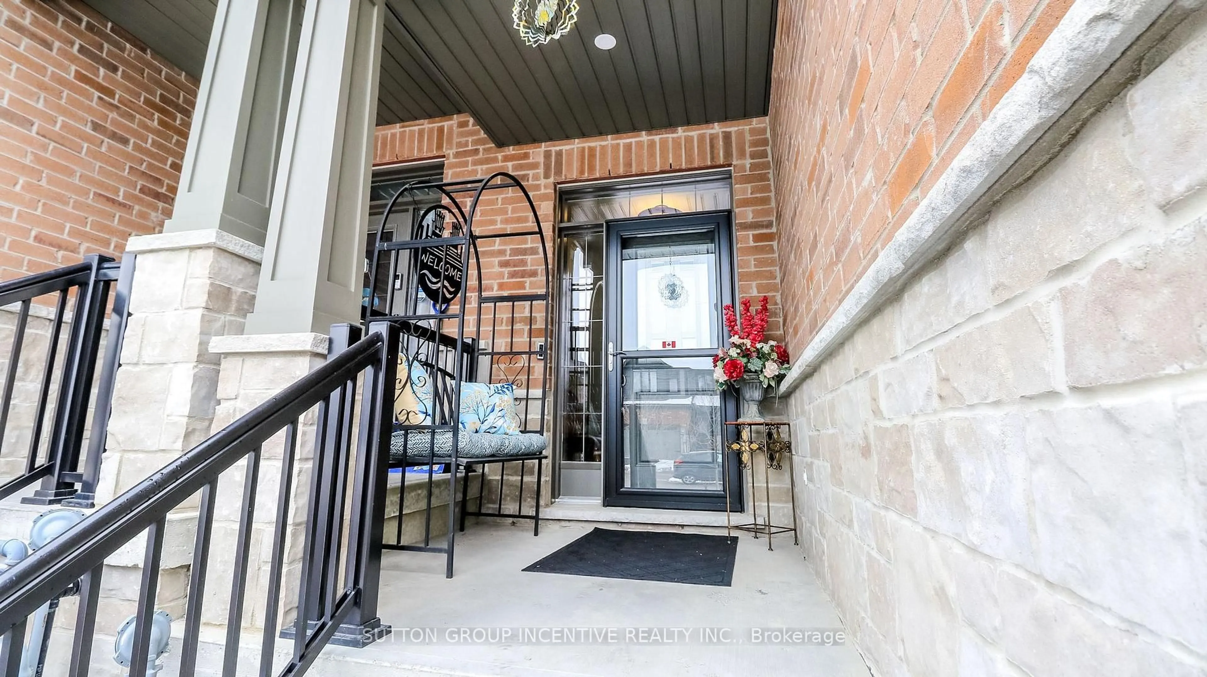 Indoor entryway for 1012 Wright Dr, Midland Ontario L4R 0E4