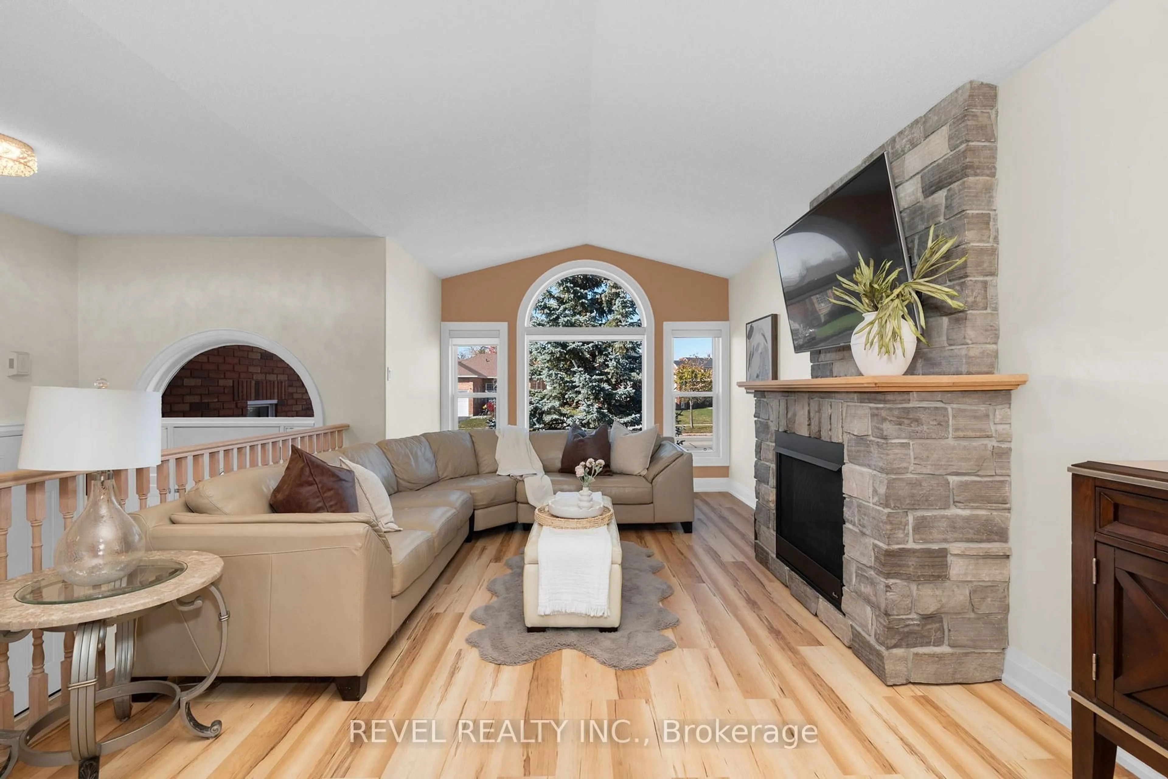 Living room with furniture, unknown for 77 Marsellus Dr, Barrie Ontario L4N 8R6