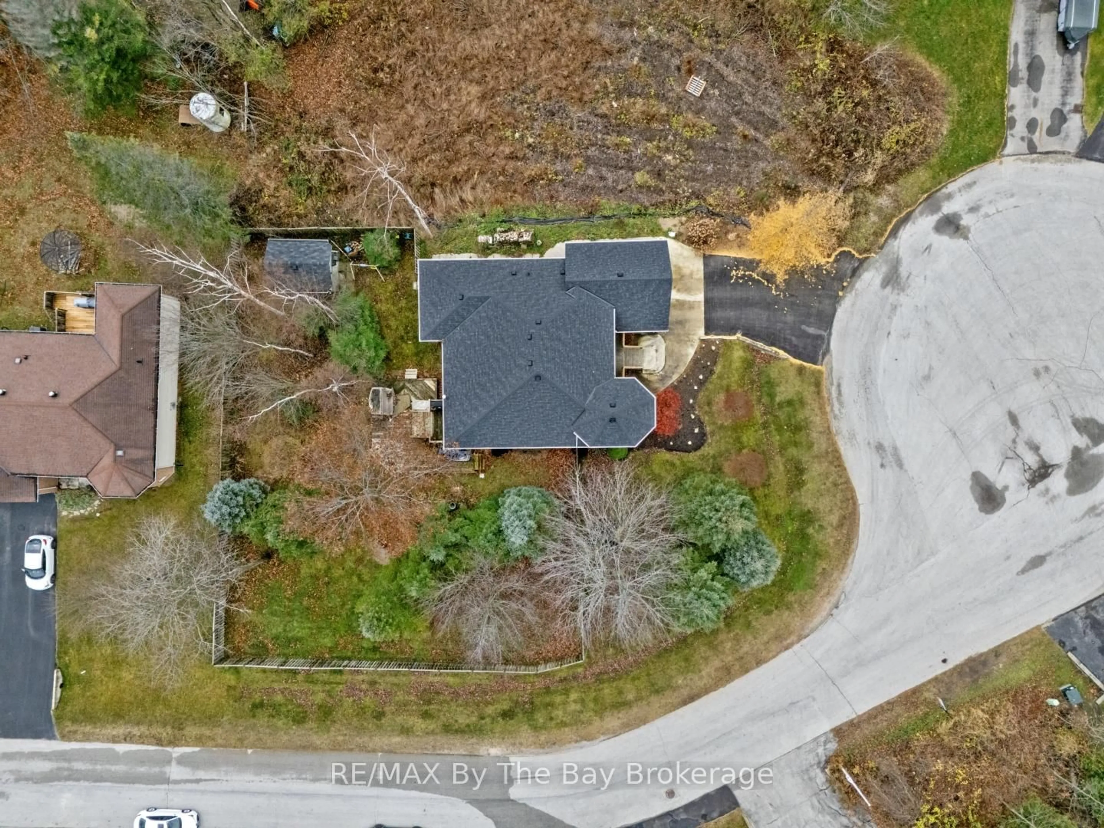 A pic from outside/outdoor area/front of a property/back of a property/a pic from drone, street for 6 Deerrun Pl, Wasaga Beach Ontario L9Z 1H8