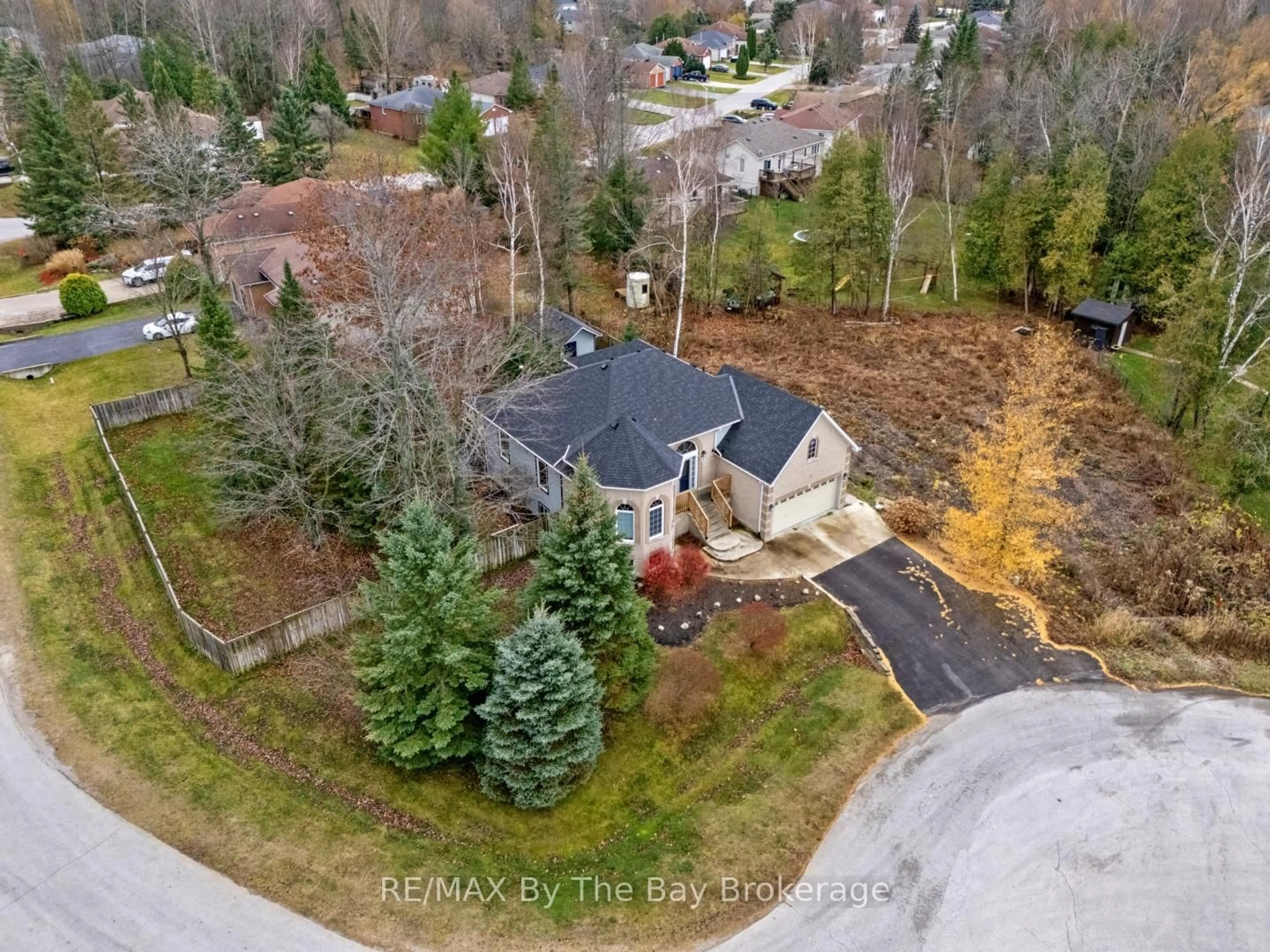 A pic from outside/outdoor area/front of a property/back of a property/a pic from drone, unknown for 6 Deerrun Pl, Wasaga Beach Ontario L9Z 1H8